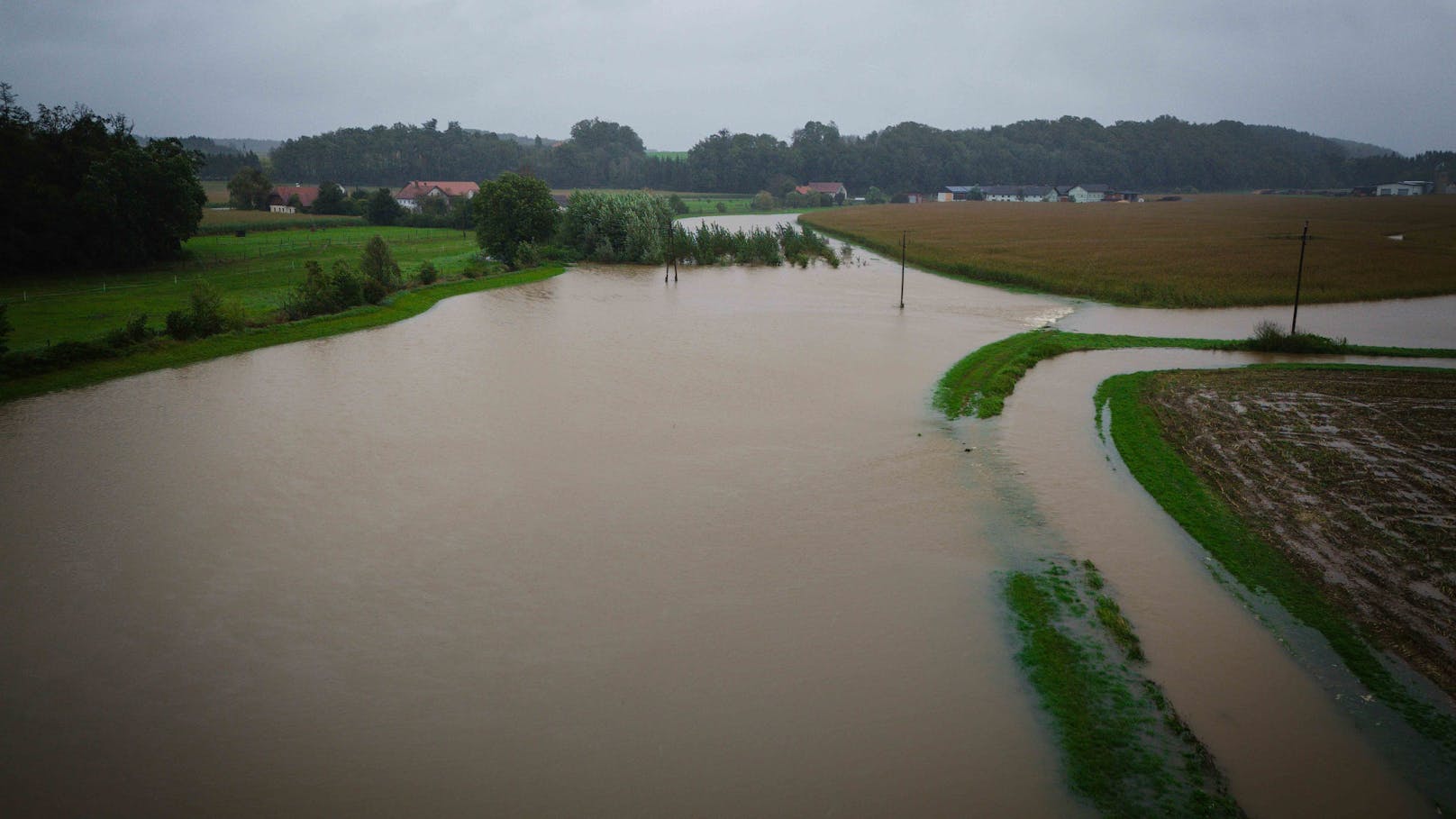 Die Lage in Österreich spitzt sich zu! Flüsse gehen über und auch Felder können kein Wasser mehr aufnehmen.