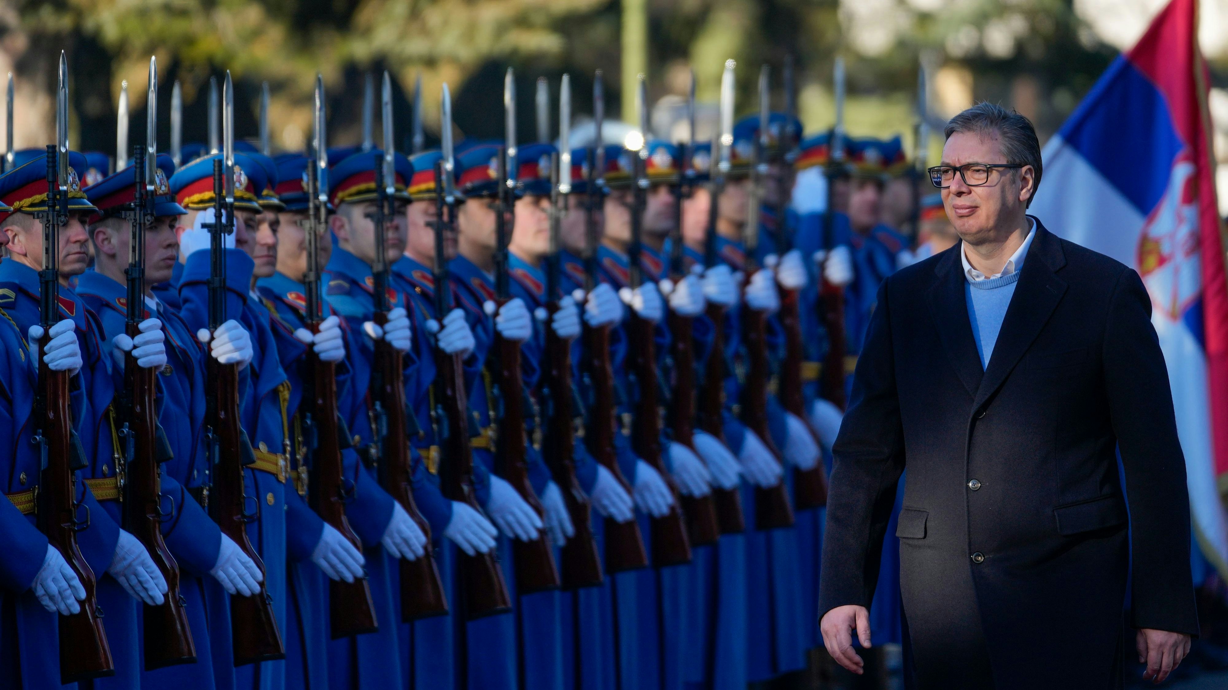 Download von www.picturedesk.com am 14.09.2024 (16:37).  Serbia's President Aleksandar Vucic reviews the honor guard during a welcoming ceremony at the army barracks in Belgrade, Serbia, Tuesday, Jan. 30, 2024. Serbia should reintroduce compulsory military service, the Balkan country's president said Tuesday, citing tensions in the Balkans and elsewhere in Europe. After a meeting with top army commanders, President Aleksandar Vucic said that they gave him "a strong argumentation" in favor of the mandatory draft, which was suspended in 2011 in a push to professionalize the armed forces, should be reintroduced. (AP Photo/Darko Vojinovic) - 20240130_PD3579 - Rechteinfo: Rights Managed (RM)