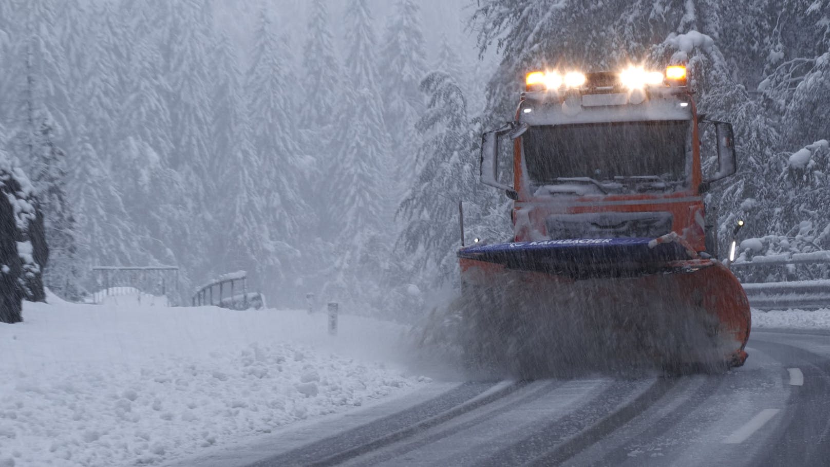 Das Vb-Tief sorgt in den Alpen für ein kräftiges Schneechaos. Oberhalb 1400 Metern ist viel Neuschnee gefallen. Was im Tiefland als Regen fällt, wird in Obertauern als Schnee gepudert.