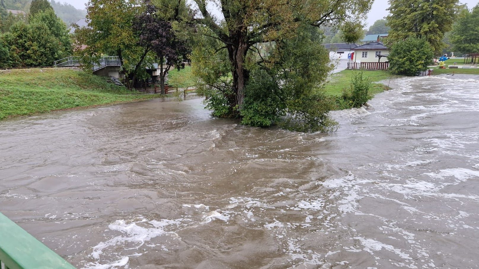 Hochwasser in NÖ! Video zeigt die ganze Naturgewalt.