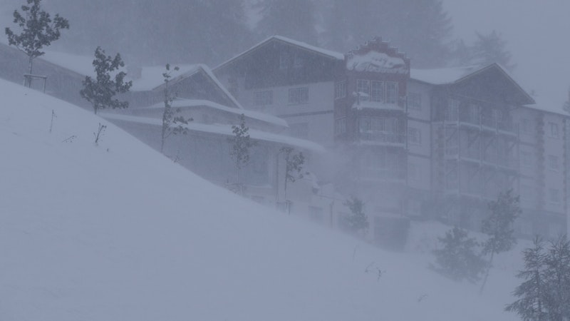 Das Vb-Tief sorgt in den Alpen für ein kräftiges Schneechaos. Oberhalb 1400 Metern ist viel Neuschnee gefallen. Was im Tiefland als Regen fällt, wird in Obertauern als Schnee gepudert.