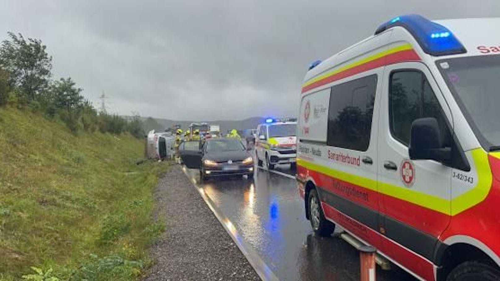 Die Feuerwehr Pöchlarn übernahm die Fahrzeugbergung und stellte den PKW auf einen Abstellplatz sicher ab.