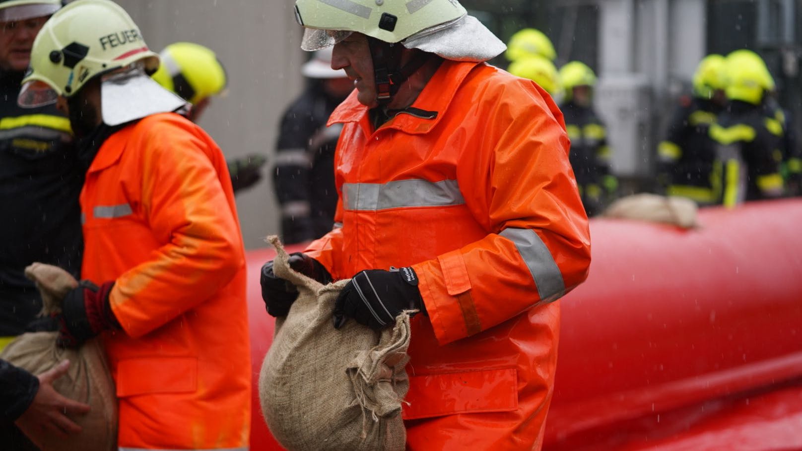 Auch im Ort laufen die Vorbereitungen weiter: Mit Sandsäcken und Holzplatten werden Hauseingänge abgesichert, Kellerfenster dicht gemacht.