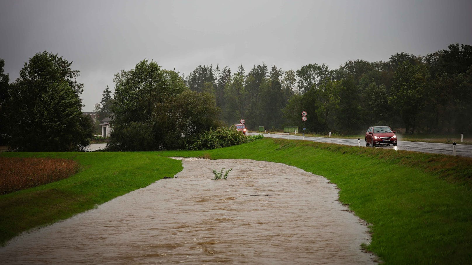 Die Lage in Österreich spitzt sich zu! Flüsse gehen über und auch Felder können kein Wasser mehr aufnehmen.