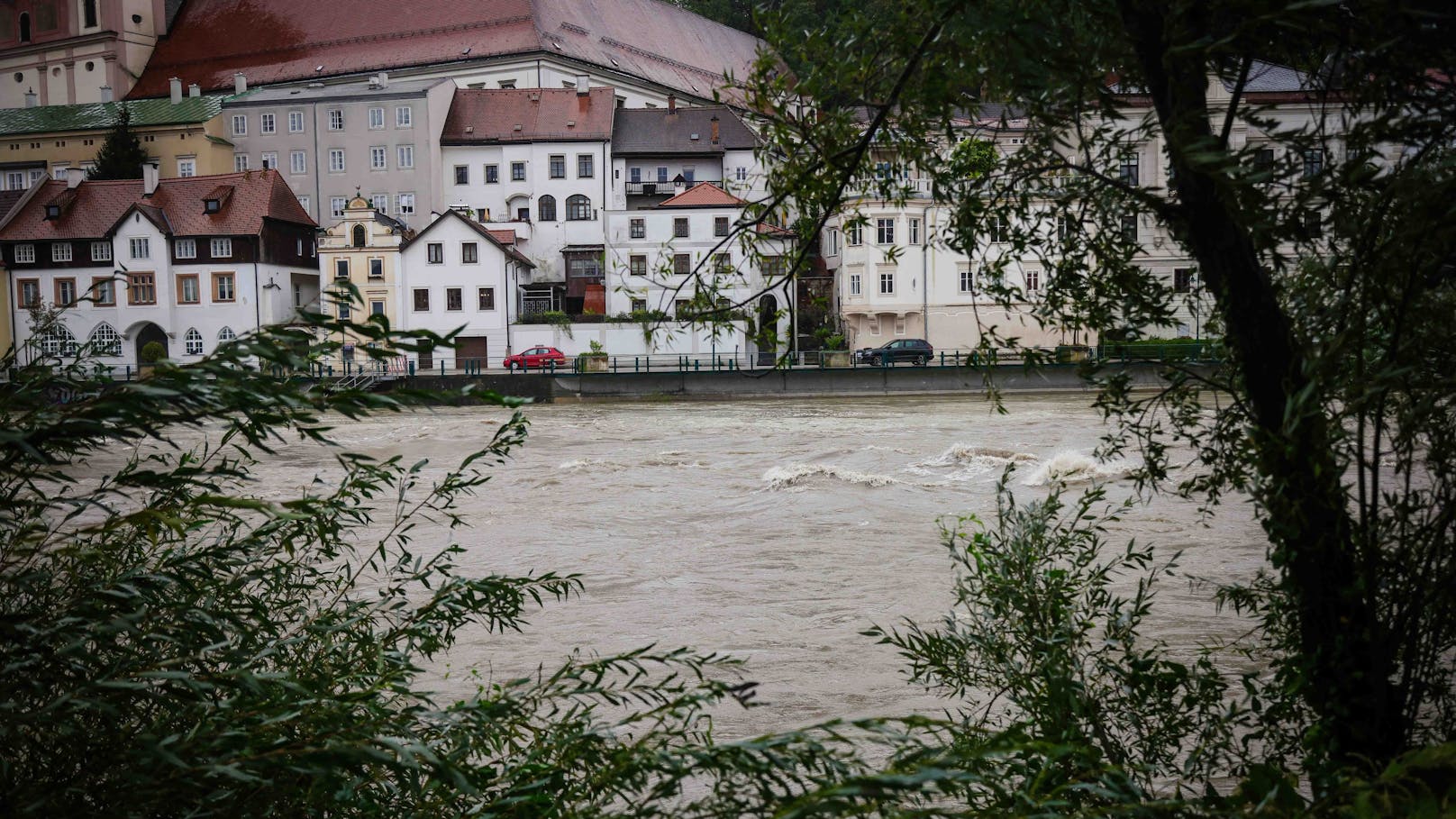 Die Lage in Österreich spitzt sich zu! Flüsse gehen über und auch Felder können kein Wasser mehr aufnehmen.