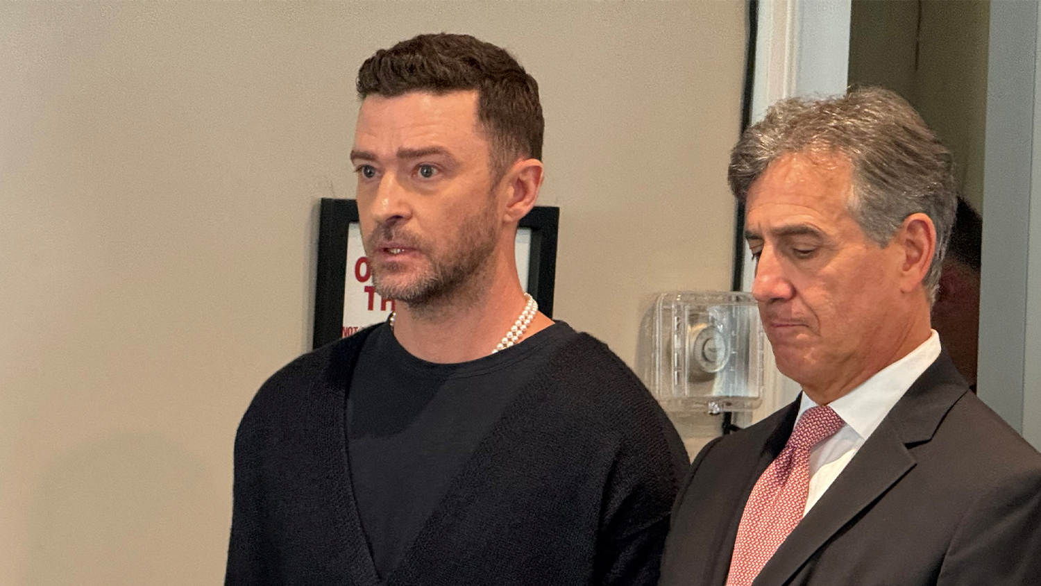 Sänger Justin Timberlake erscheint mit seinem Anwalt Edward Burke zur Anhörung vor dem Sag Harbor Village Court in Sag Harbor, New York.
