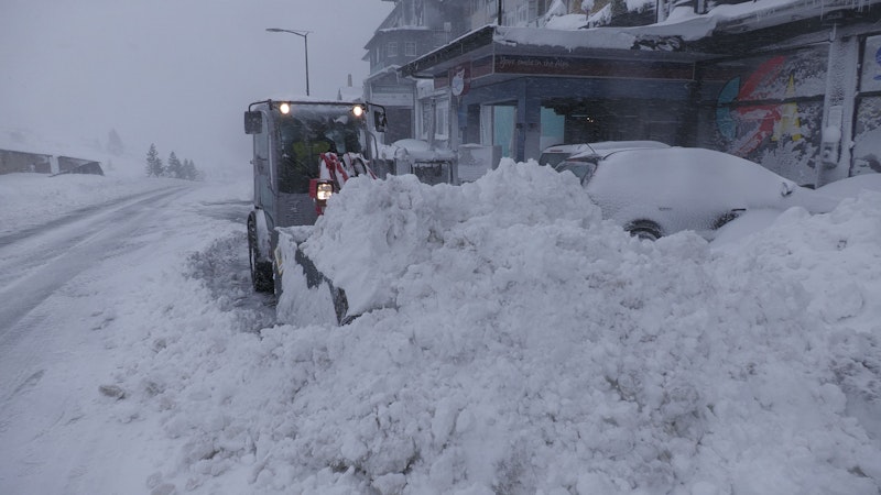 Das Vb-Tief sorgt in den Alpen für ein kräftiges Schneechaos. Oberhalb 1400 Metern ist viel Neuschnee gefallen. Was im Tiefland als Regen fällt, wird in Obertauern als Schnee gepudert.