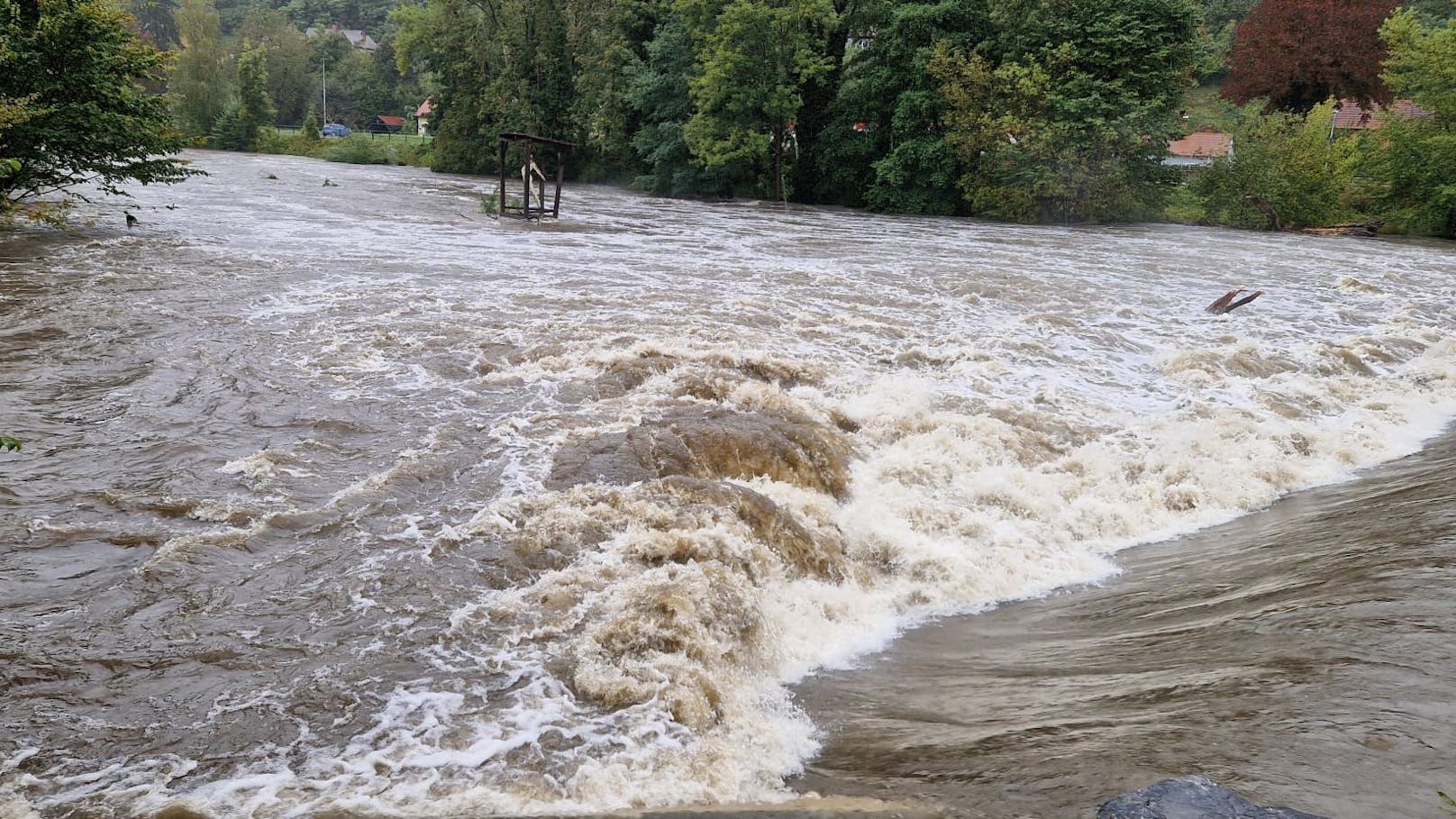 Hochwasser in NÖ! Video zeigt die ganze Naturgewalt.