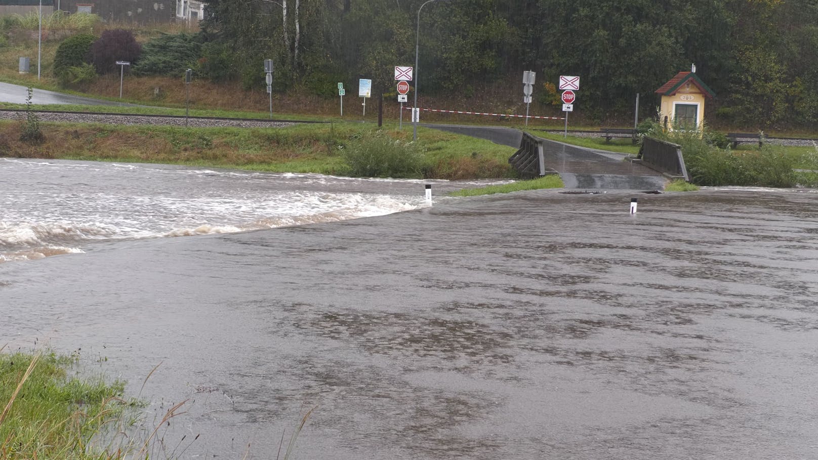 "Die Feuerwehr ist machtlos", heißt es in einer Reportage von "extremwetter.tv", vor allem im Waldviertel sind Brücken, ...