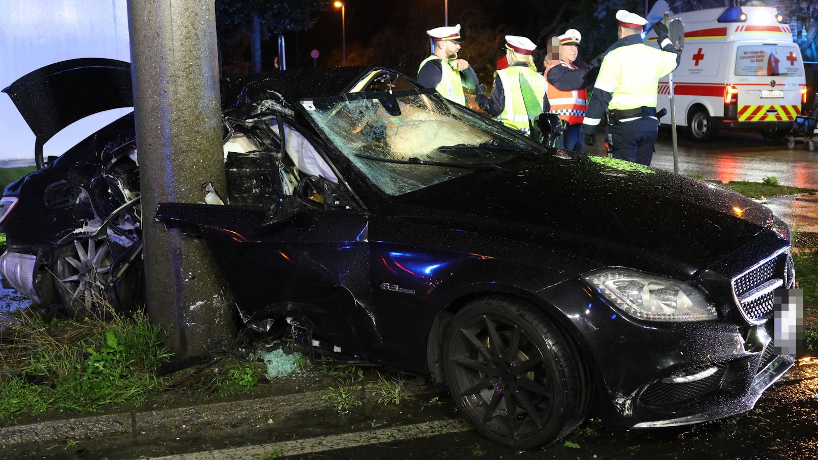 Ein schwerer Verkehrsunfall hat sich in der Nacht auf Samstag auf der B1 Wiener Straße in Linz-Neue Heimat ereignet. Ein Mercedes krachte dabei gegen einen Oberleitungsmast.