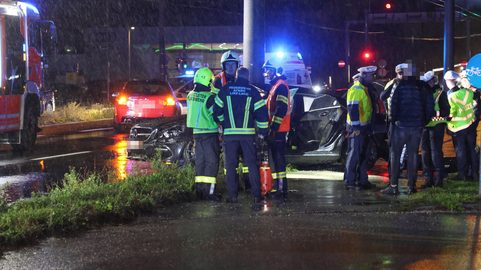 Ein schwerer Verkehrsunfall hat sich in der Nacht auf Samstag auf der B1 Wiener Straße in Linz-Neue Heimat ereignet. Ein Mercedes krachte dabei gegen einen Oberleitungsmast.