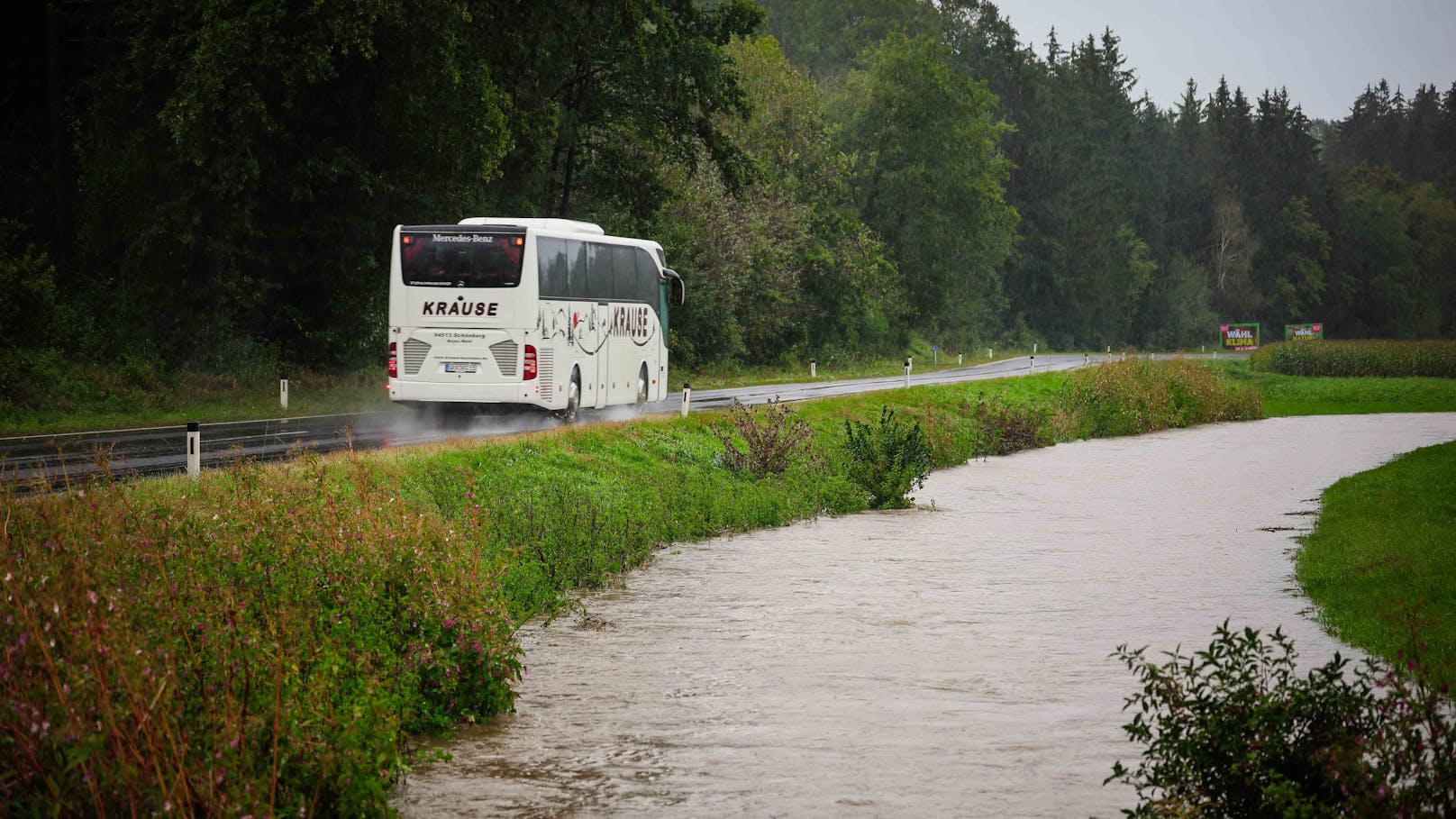 Die Lage in Österreich spitzt sich zu! Flüsse gehen über und auch Felder können kein Wasser mehr aufnehmen.