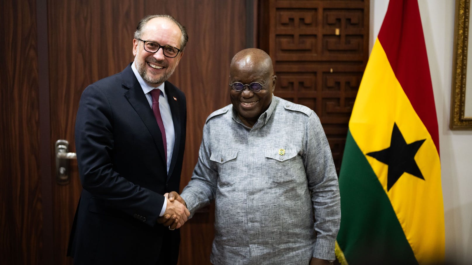 Außenminister Alexander Schallenberg bei einem Arbeitsbesuch in Ghana. Neben der Unterzeichnung eines Asylabkommens eröffnete der Minister die österreichische Botschaft in Accra.