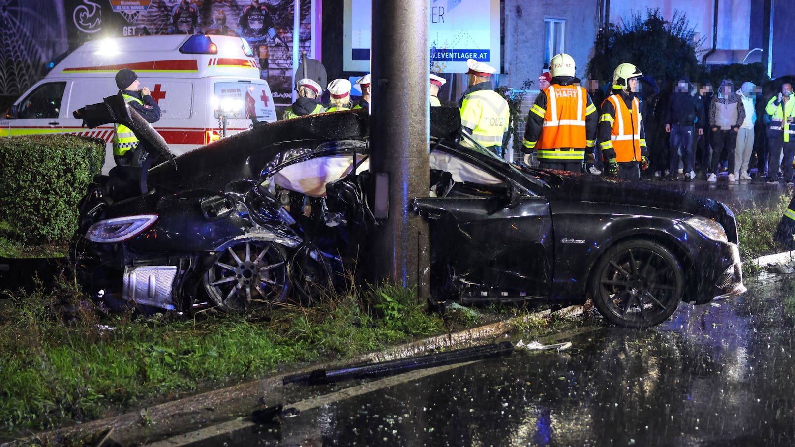 Ein schwerer Verkehrsunfall hat sich in der Nacht auf Samstag auf der B1 Wiener Straße in Linz-Neue Heimat ereignet. Ein Mercedes krachte dabei gegen einen Oberleitungsmast.