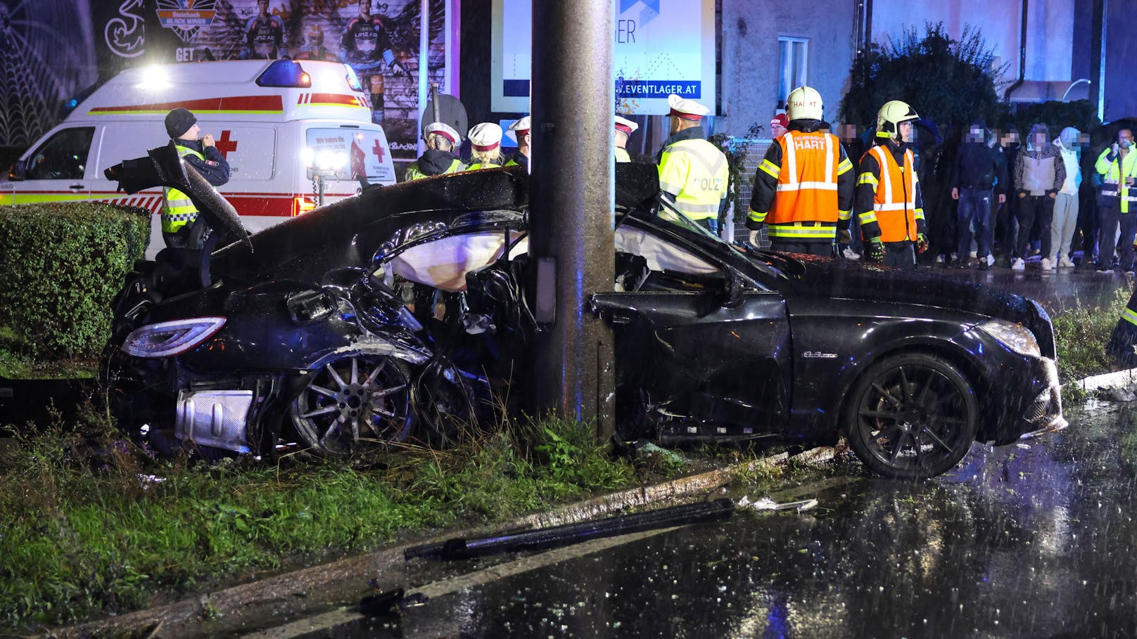 Ein schwerer Verkehrsunfall hat sich in der Nacht auf Samstag auf der B1 Wiener Straße in Linz-Neue Heimat ereignet. Ein Mercedes krachte dabei gegen einen Oberleitungsmast.