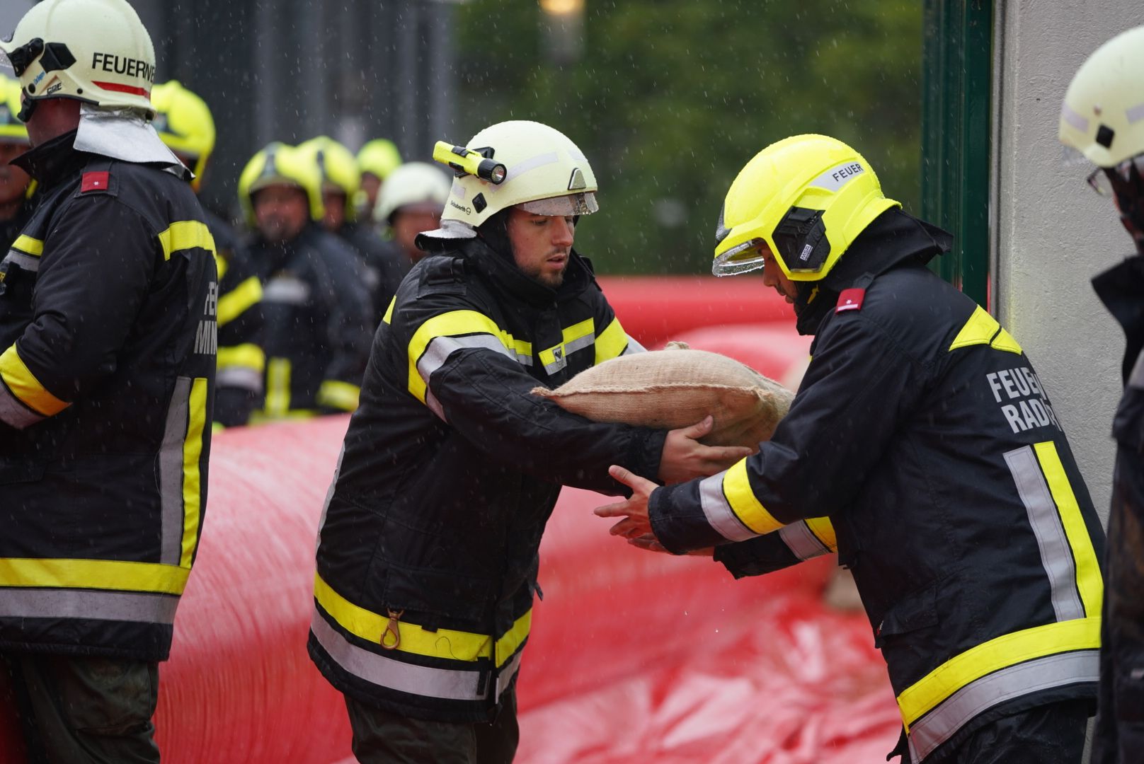 Alle Hochwasser-Helden in Uniform bekommen bei Mäci und OMV-Tankstellen ab sofort kostenlose Getränke.