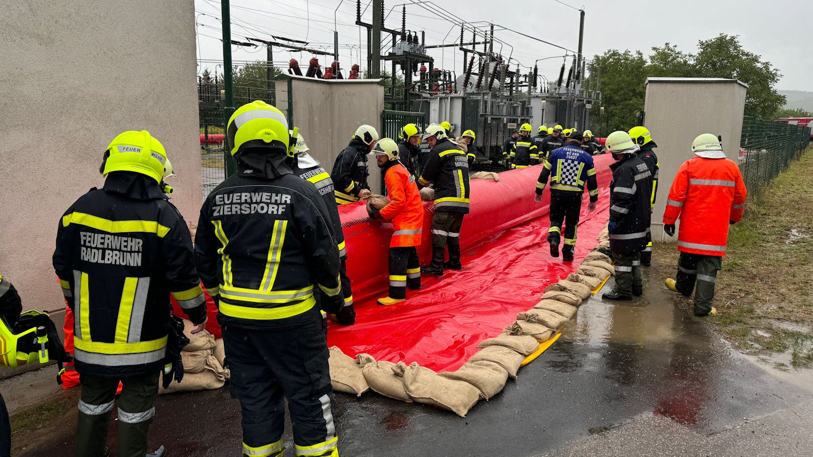 Sandsäcke stabilisieren die Konstruktion weiter.