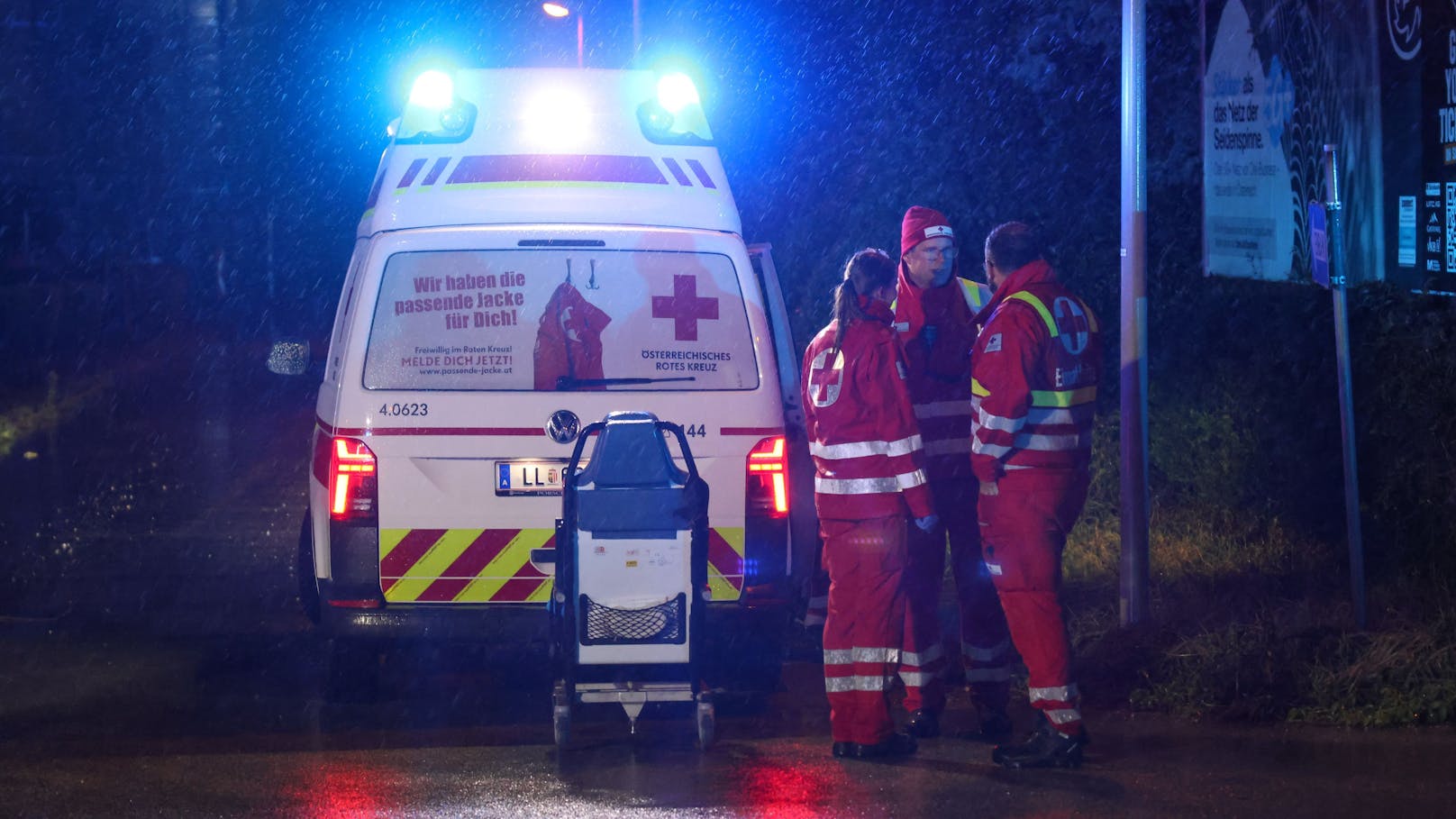 Ein schwerer Verkehrsunfall hat sich in der Nacht auf Samstag auf der B1 Wiener Straße in Linz-Neue Heimat ereignet. Ein Mercedes krachte dabei gegen einen Oberleitungsmast.