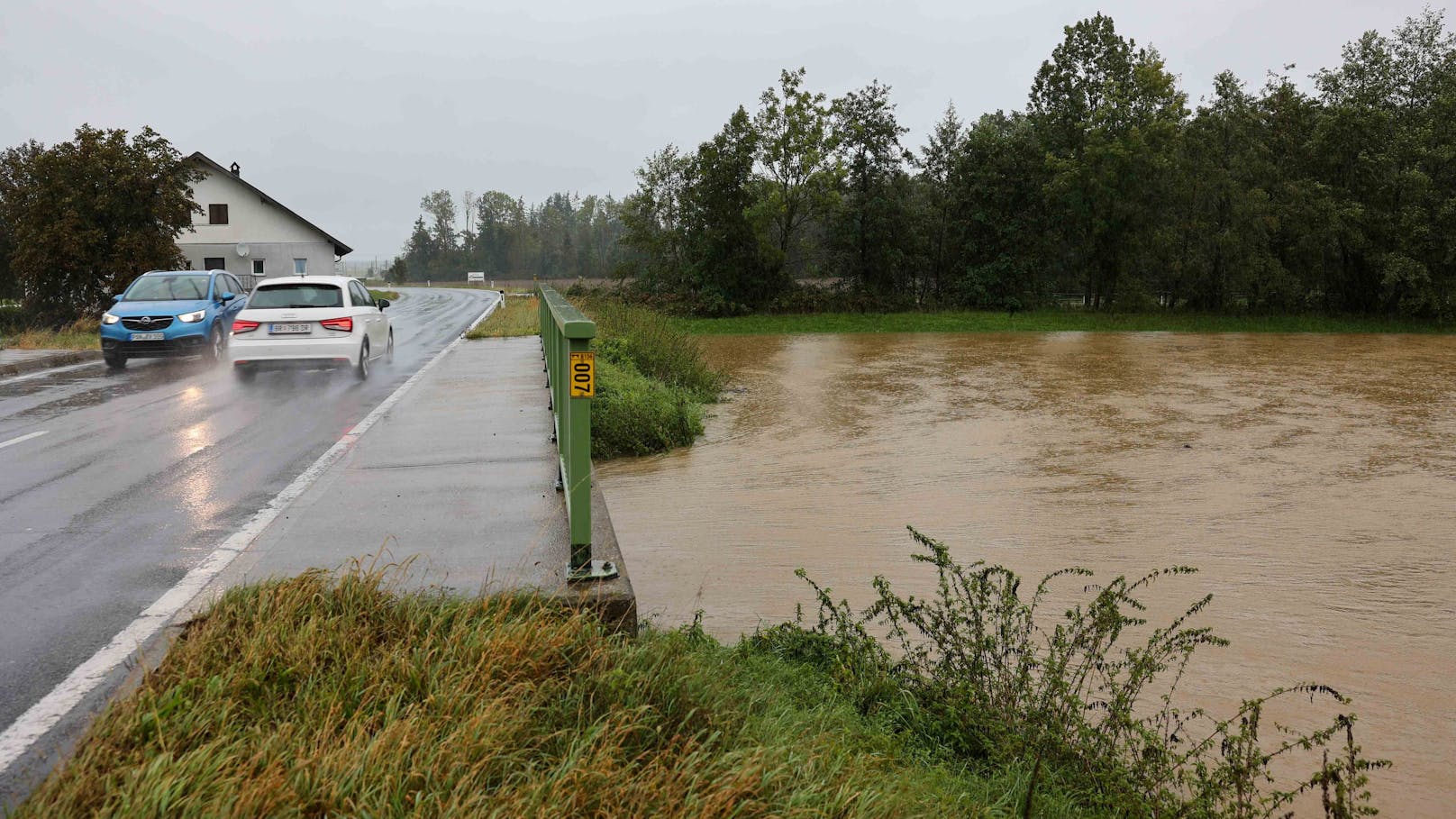 Die Lage in Österreich spitzt sich zu! Flüsse gehen über und auch Felder können kein Wasser mehr aufnehmen.