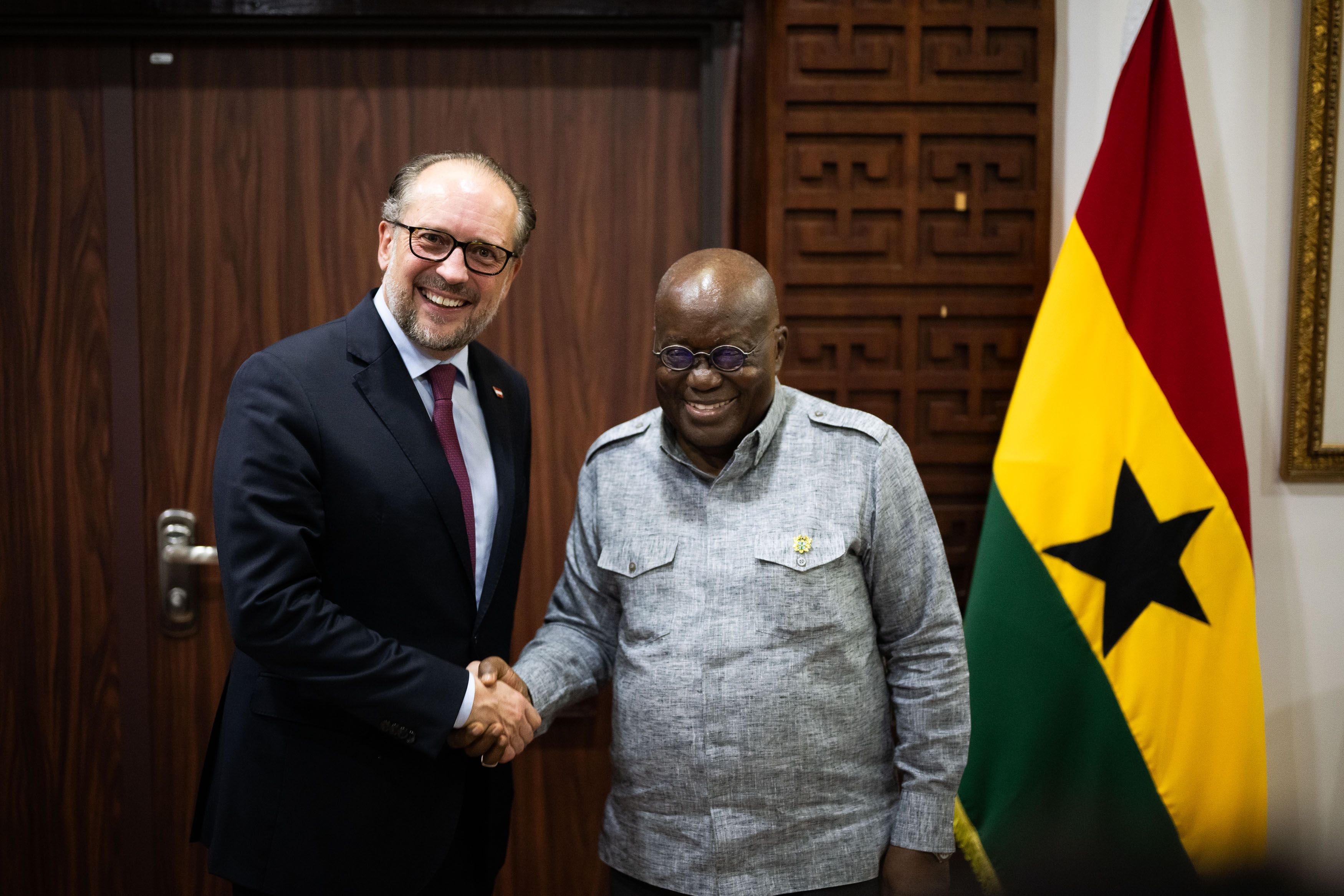 Schallenberg in Ghana: Bei seinem Arbeitsbesuch unterzeichnete er ein Mobilitäts- und Migrationsabkommen. Hier beim Treffen mit dem ghanaischen Präsidenten Nana Addo Dankwa Akufo-Addo.