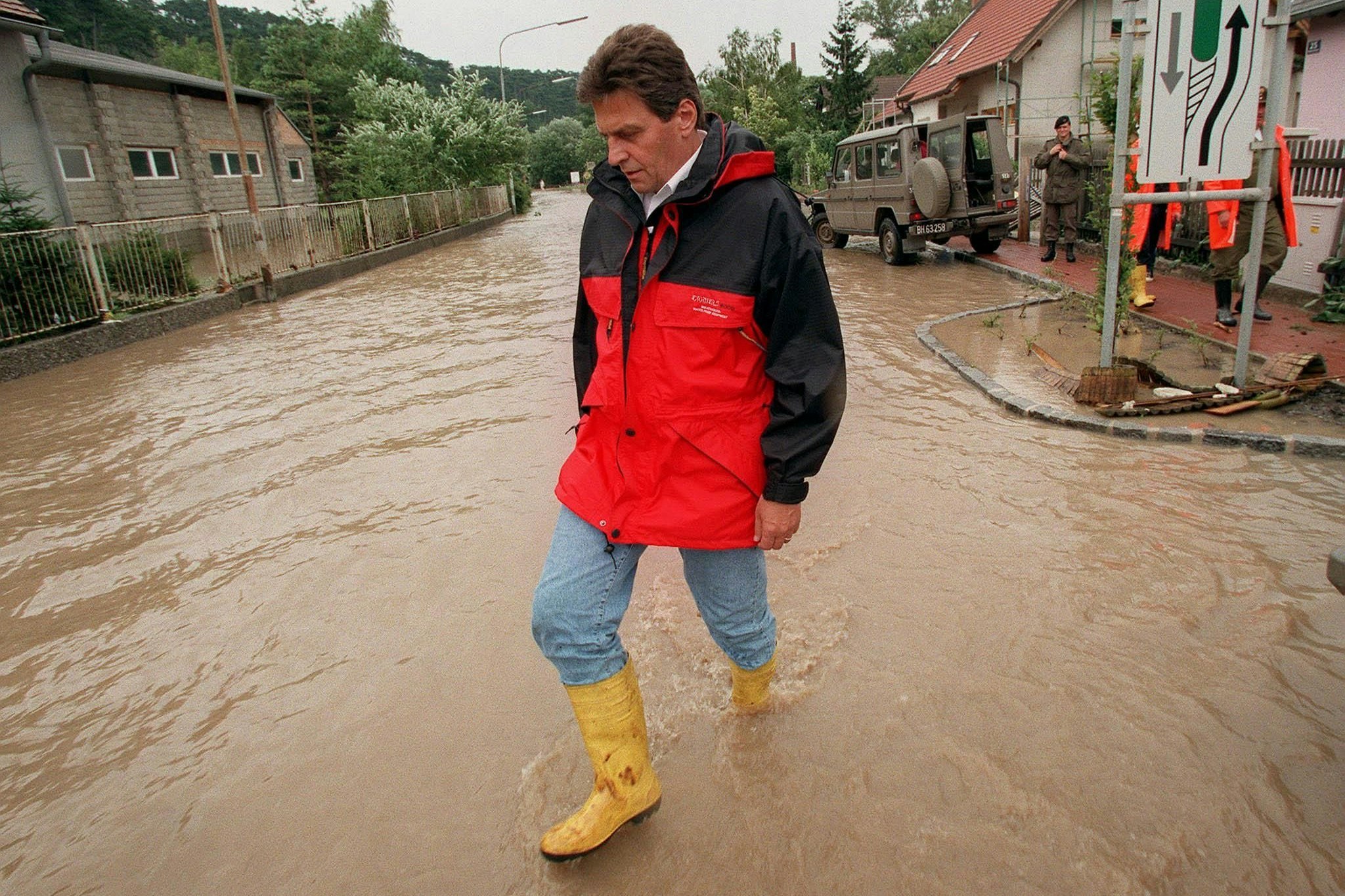 Der Regen kam von oben und ging nach hinten los: Der damalige Bundeskanzler Viktor Klima beim "Hochwassereinsatz" am 8. Juli 1997 in Hirtenberg (NÖ)