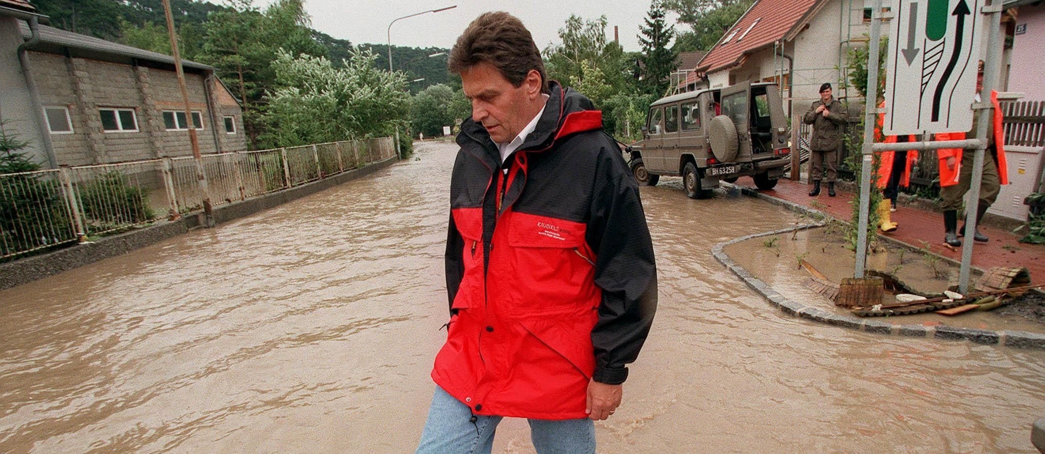 Der Regen kam von oben und ging nach hinten los: Der damalige Bundeskanzler Viktor Klima beim "Hochwassereinsatz" am 8. Juli 1997 in Hirtenberg (NÖ)