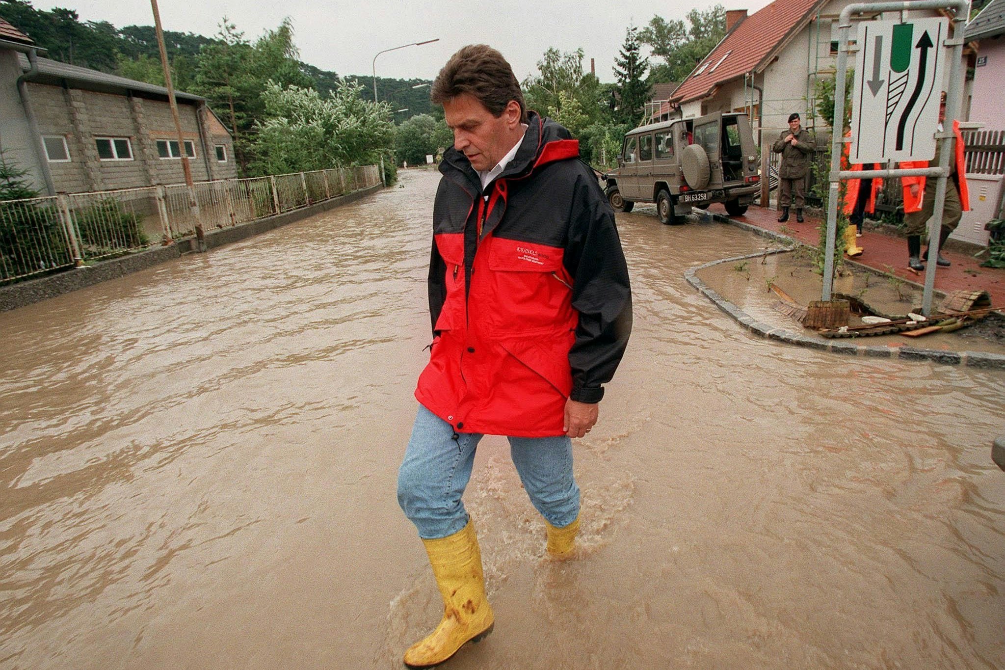 Der Regen kam von oben und ging nach hinten los: Der damalige Bundeskanzler Viktor Klima beim "Hochwassereinsatz" am 8. Juli 1997 in Hirtenberg (NÖ)