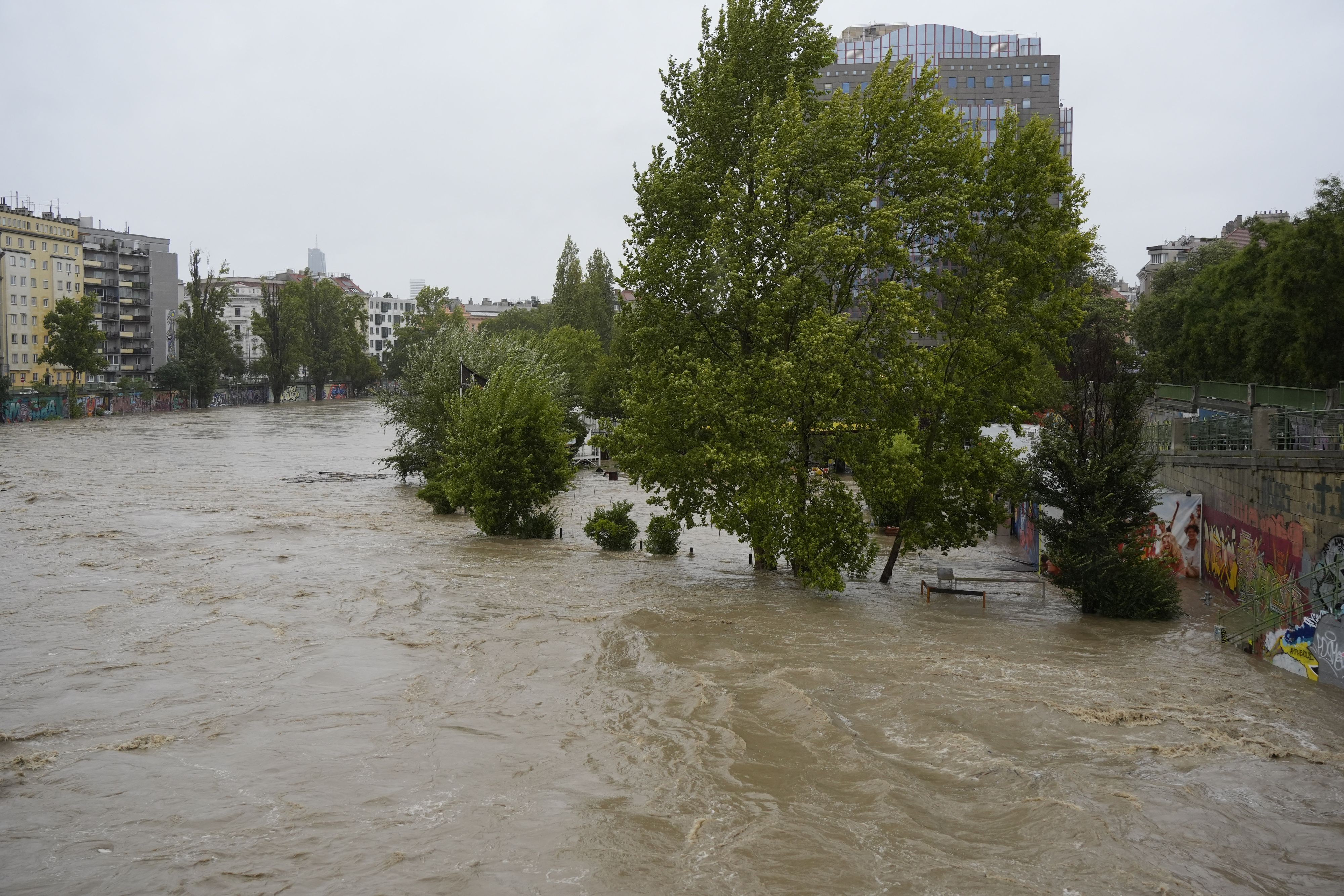 In Wien kommt es wegen des starken Regens zu Überschwemmungen.