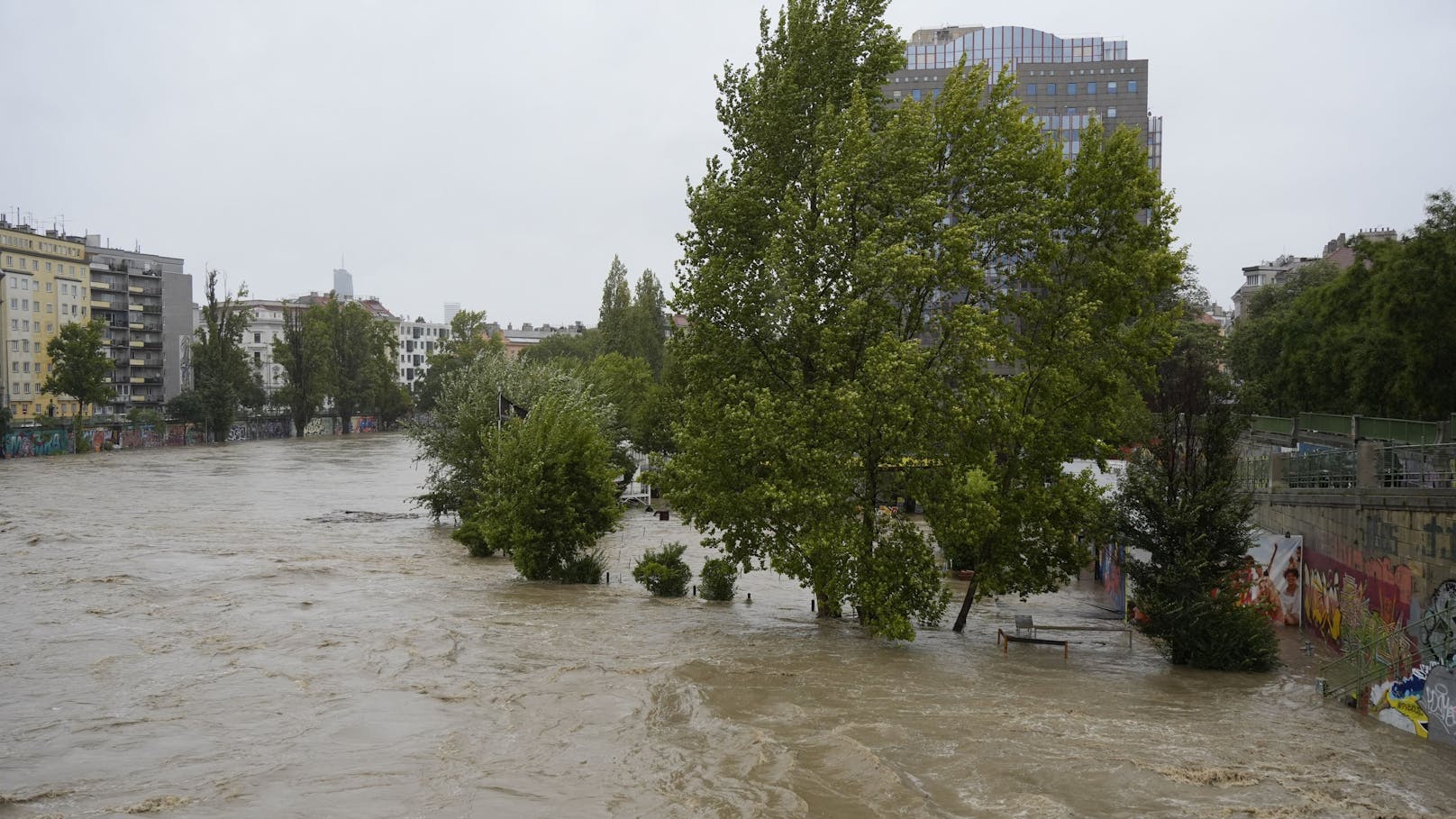 In Wien kommt es wegen des starken Regens auch am Donaukanal zu Überschwemmungen.