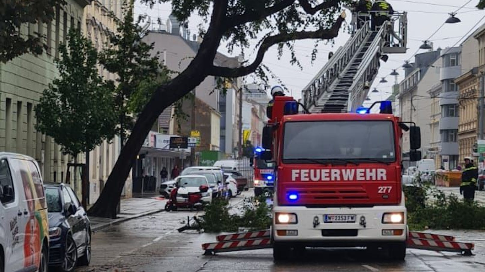 In Wien-Simmering kämpften Feuerwehrkräfte gegen umgestürzte Bäume.