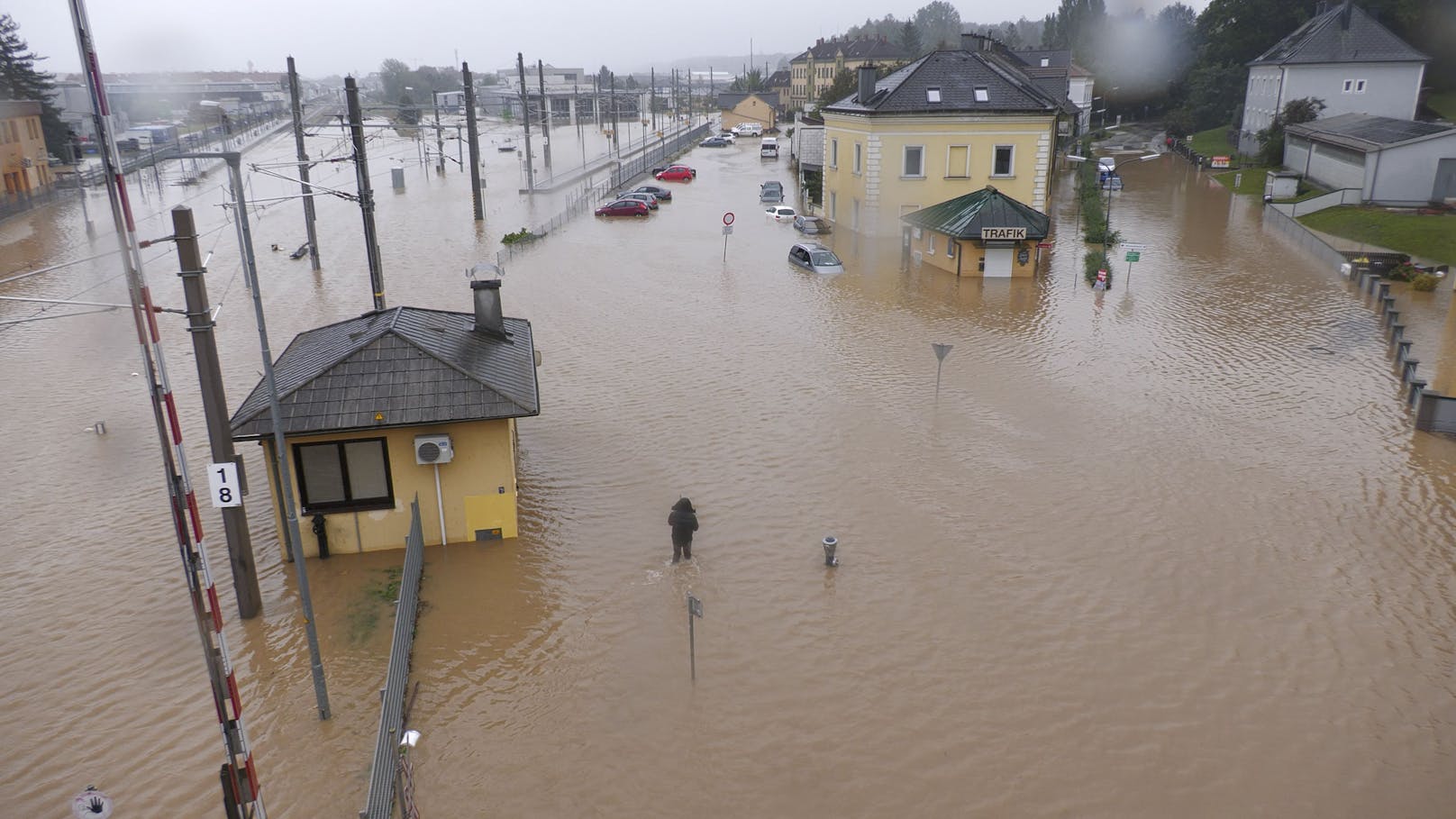 Die Gleise stehen knapp 80 cm unter Wasser. Auch das Bahnhofsgebäude steht unter Wasser.