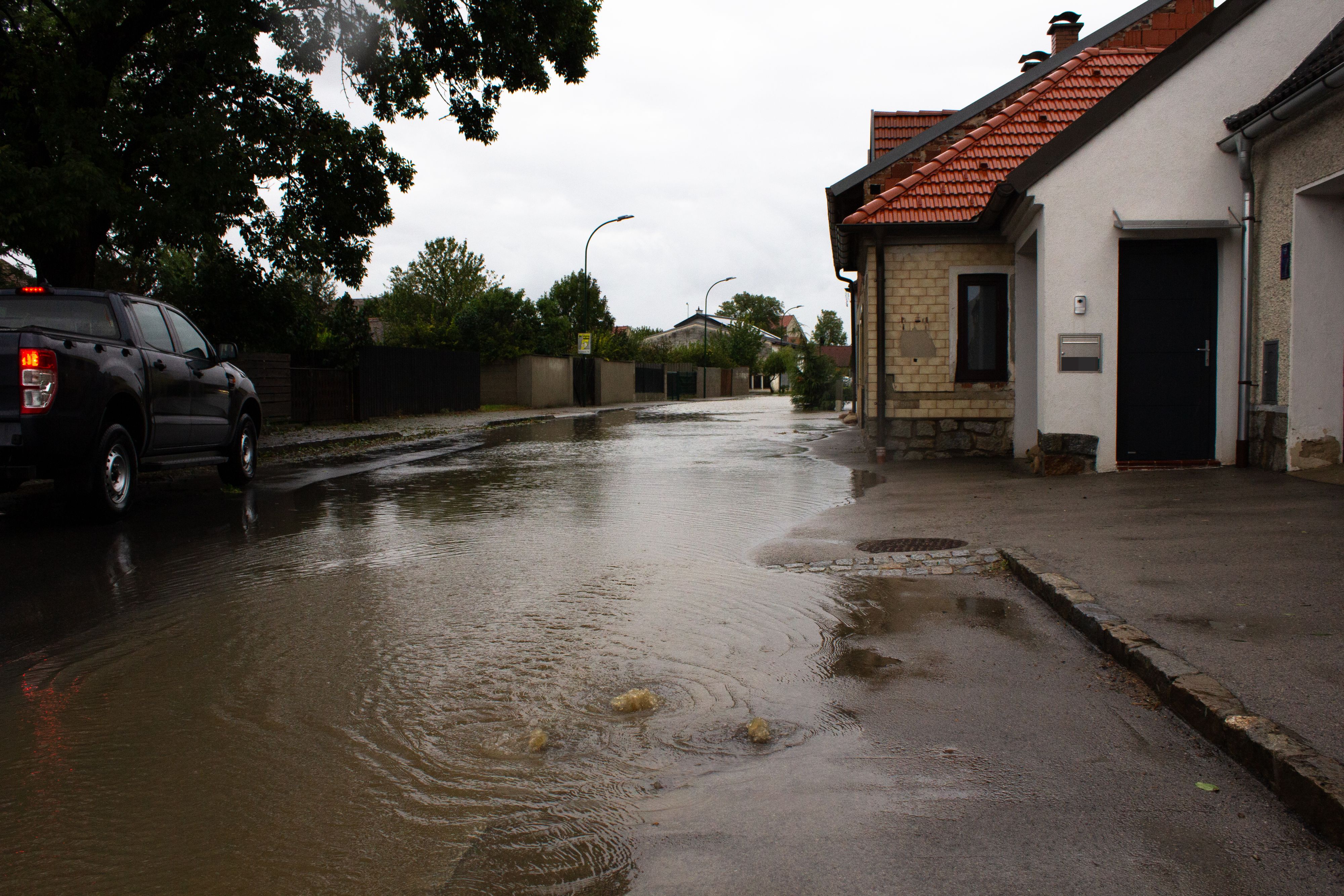 In Alberndorf im Pulkautal fließt das Wasser aus dem Kanal und überschwemmt Straßen.