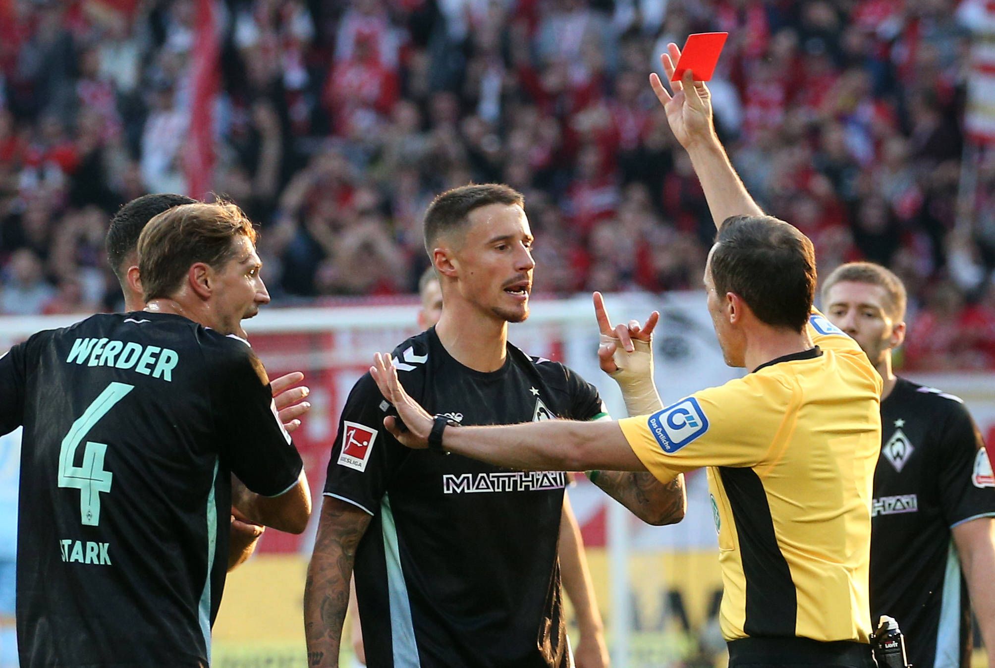 Marco Friedl sieht Rot.