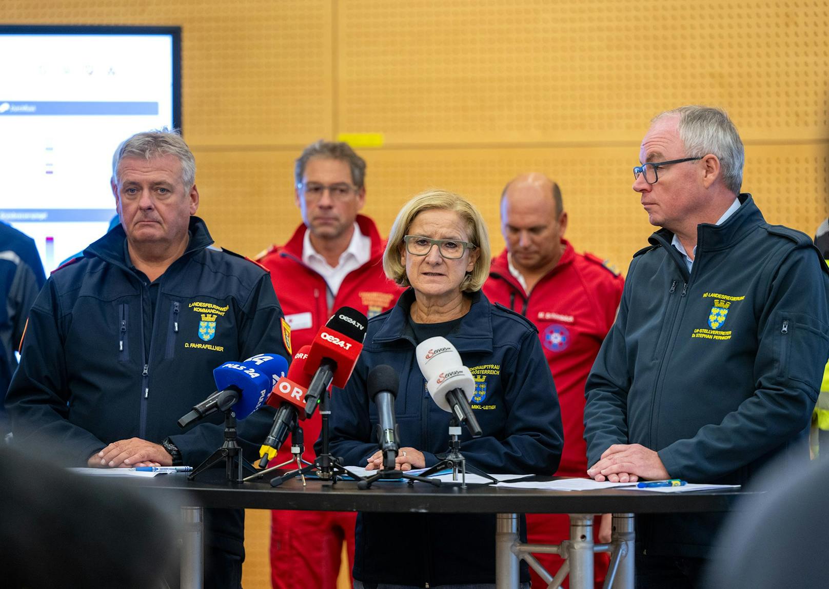 Landesfeuerwehrkommandant Dietmar Fahrafellner, Landeshauptfrau Johanna Mikl-Leitner und LH-Stellvertreter Stephan Pernkopf bei der Pressekonferenz im NÖ Landesfeuerwehrkommando.