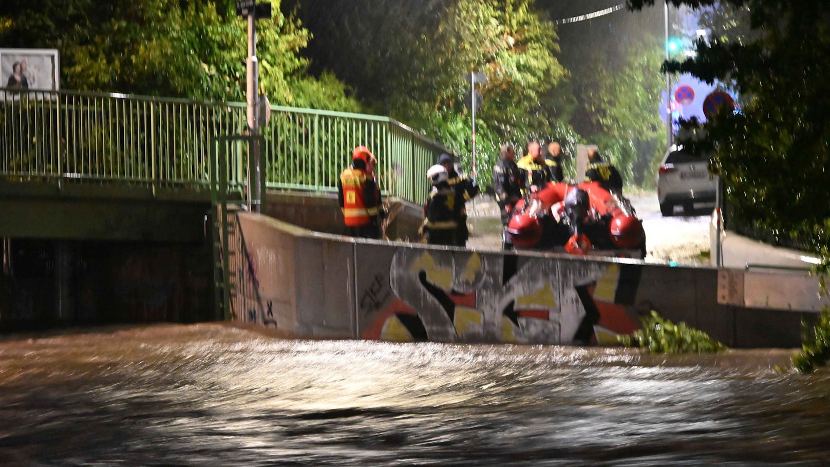 Erste Häuser am Wienfluss mit Booten evakuiert