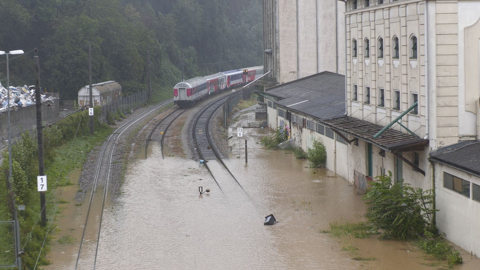 Der Pegel der Trasien befindet sich in St. Pölten immer noch auf dem Niveau eines Jahrhunderthochwassers. Bahnhof und Gleise stehen unter Wasser.