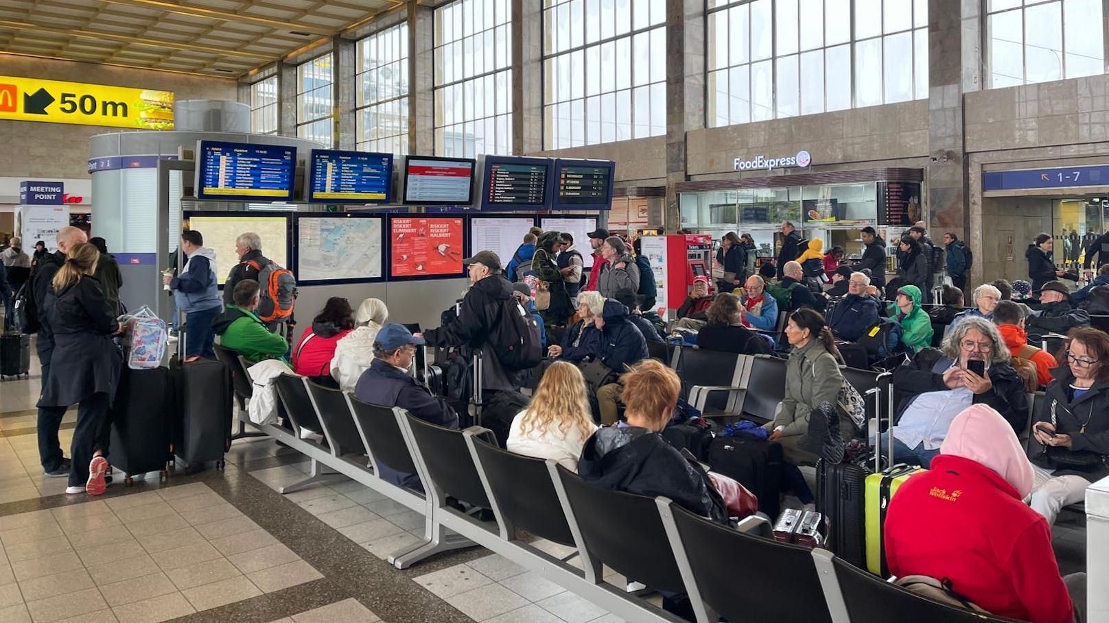 Am Westbahnhof steckten am Sonntag tausende Fahrgäste fest.