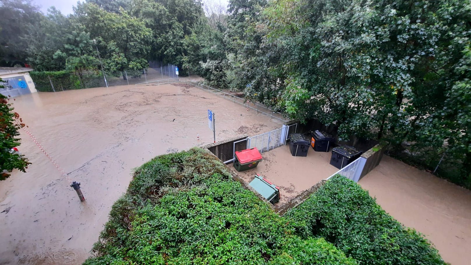 Unwetter erbarmungslos – Wiener Gemeindebau geflutet