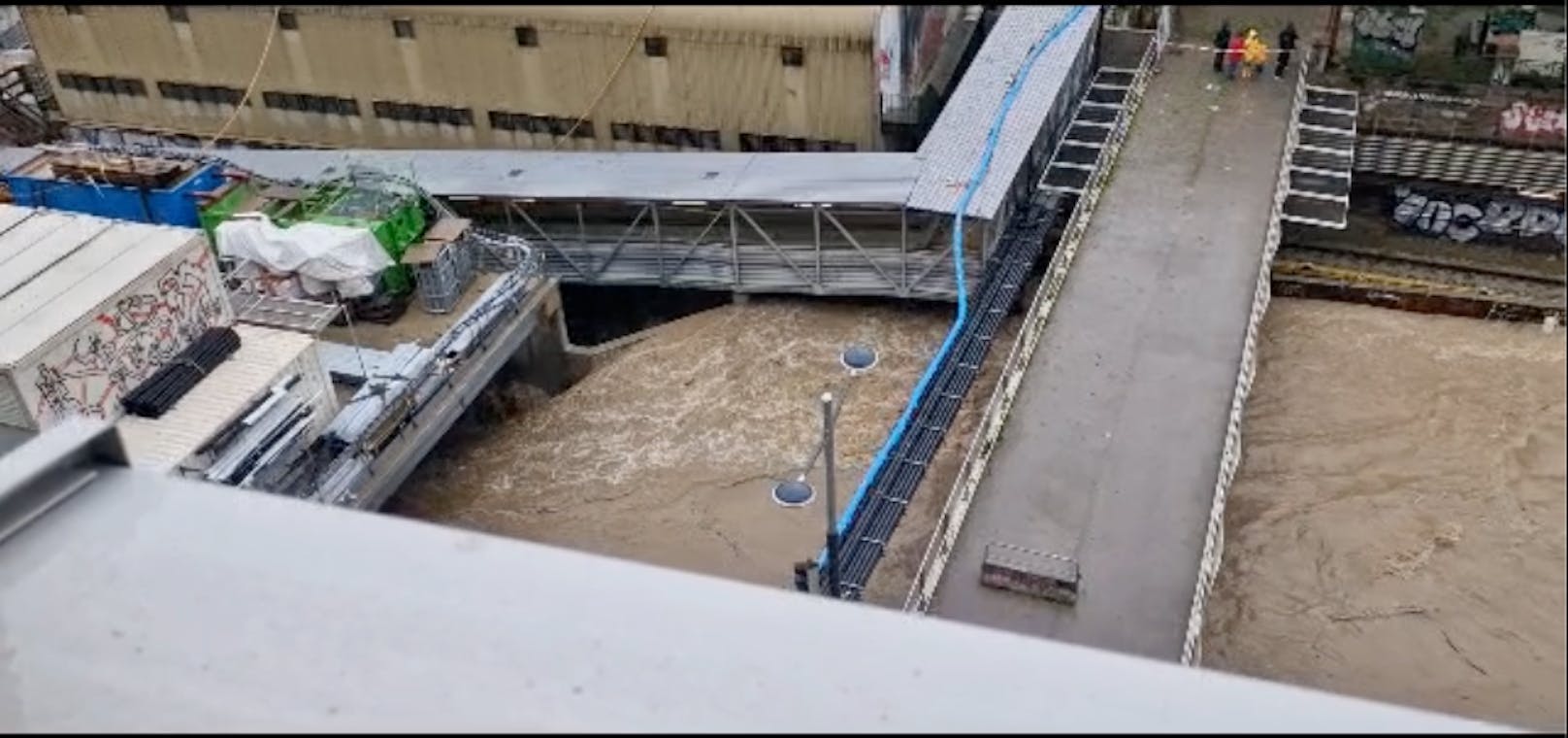 Der Wienfluss schwappte zeitweise auf Straßen und Gleise über.