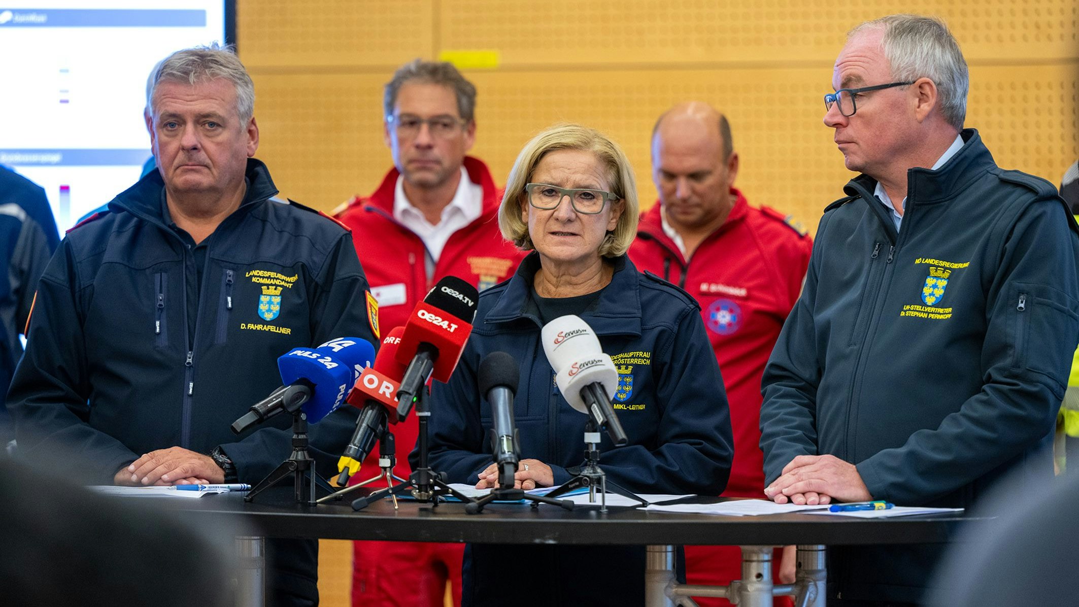 Landeshauptfrau Johanna Mikl-Leitner informierte über die Tragödie in NÖ – an ihrer Seite Landesfeuerwehrchef Dietmar Fahrafellner (l.) und LH-Stellvertreter Stephan Pernkopf (r.).