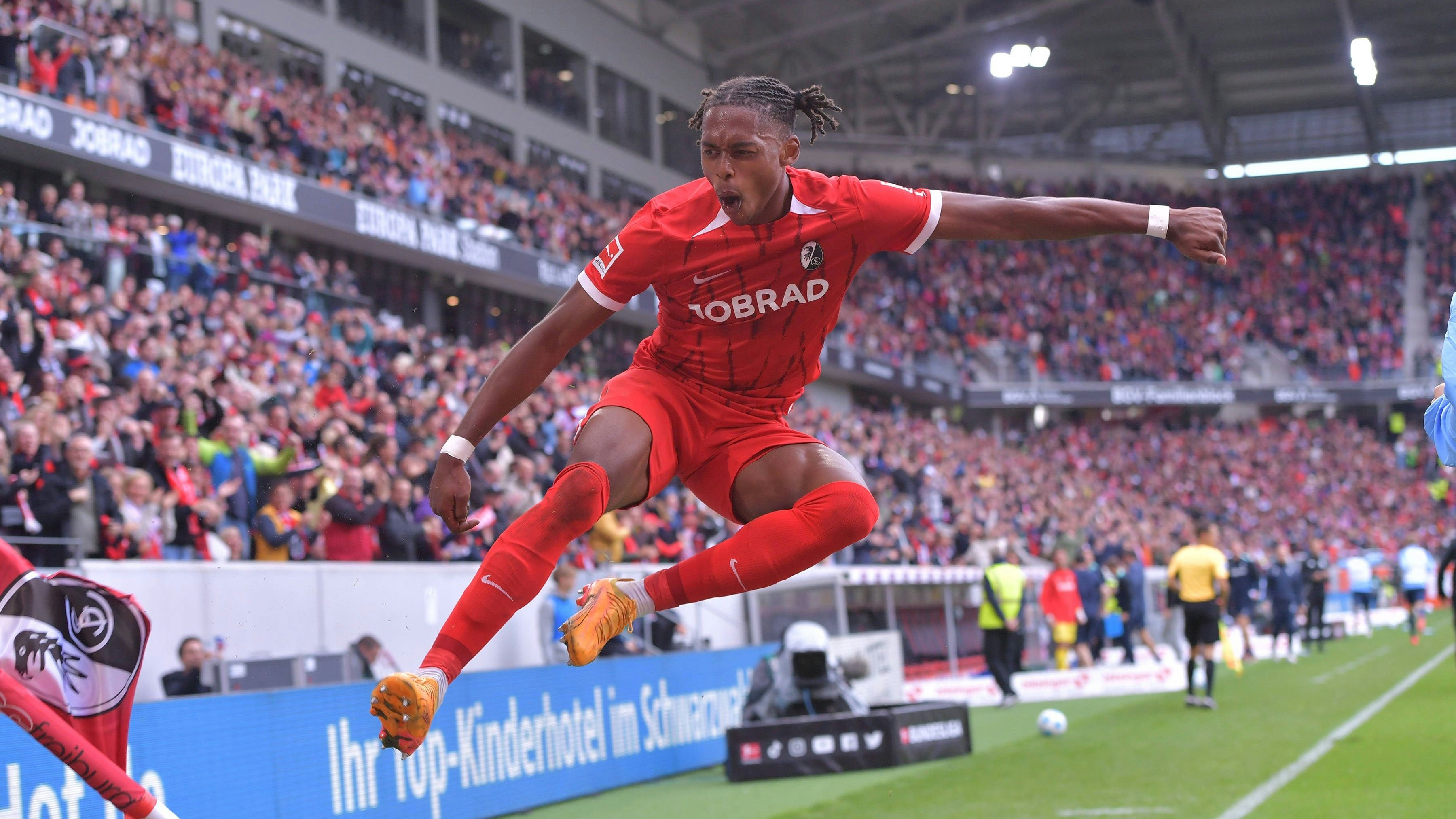 Akrobatische Freude über das Tor zum 2:1.