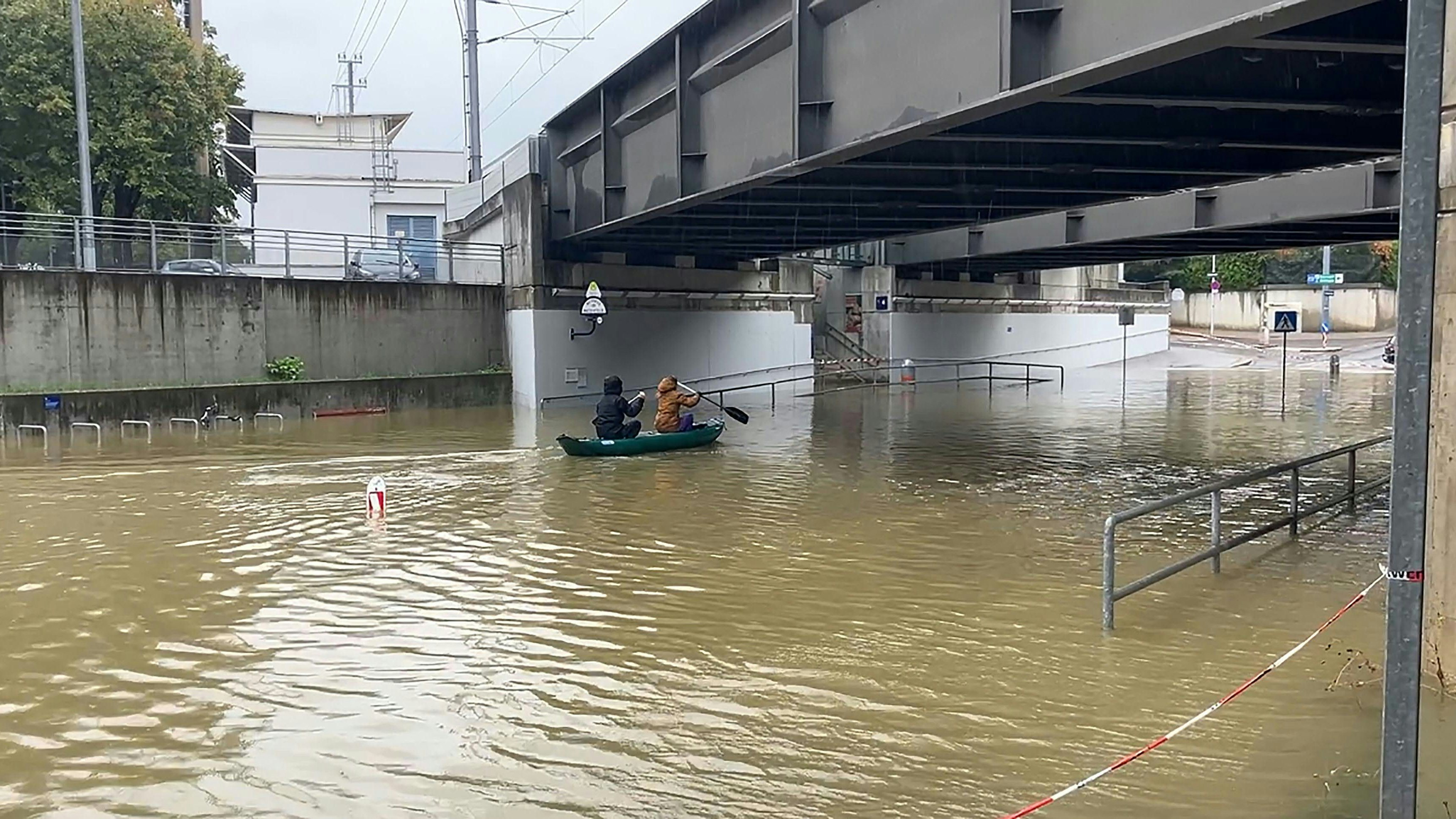 Sieht lustig aus, ist aber hochgefährlich: Paddler im Wiener Hochwasser