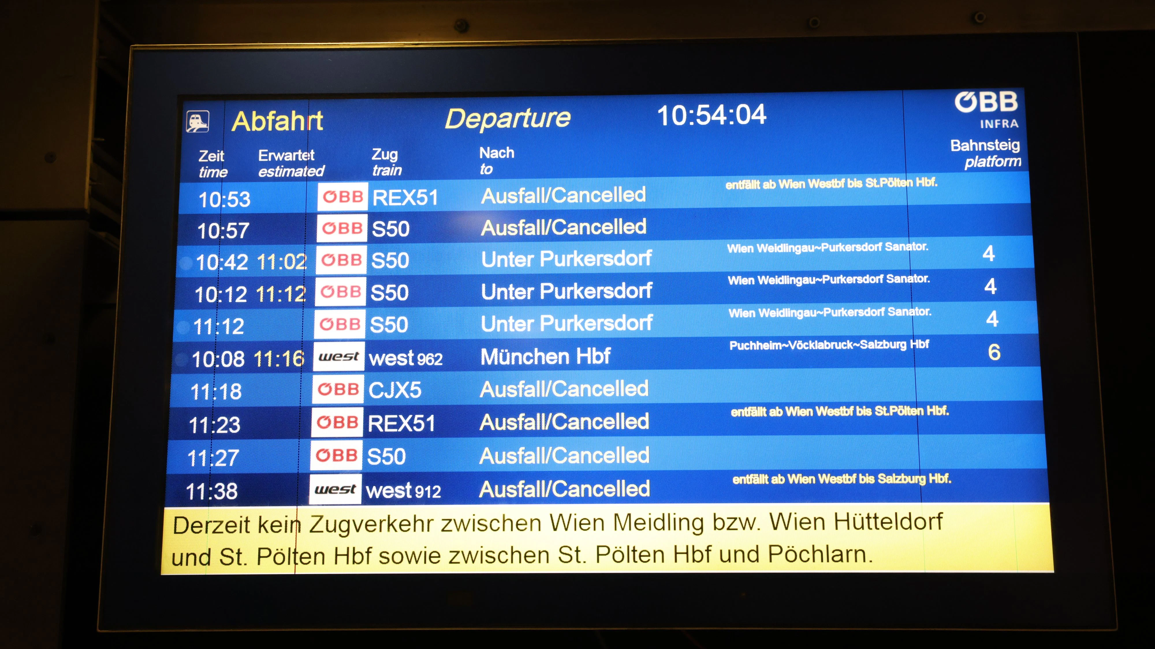Heute ein gewohntes Bild an Wiens Bahnhöfen: Wegen des extremen Unwetters werden Züge im Minutentakt gestrichen.