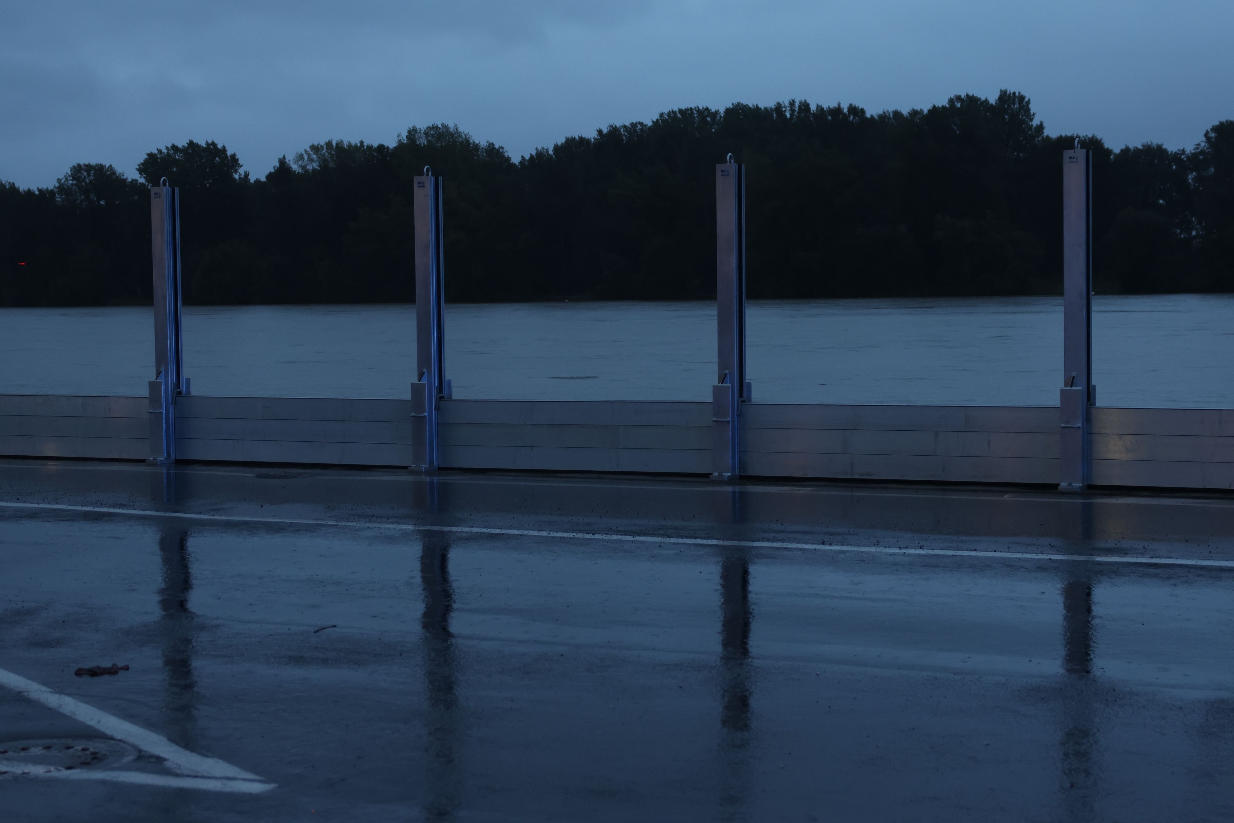 An den Flüssen steigen die Pegelstände. In Mauthausen (Bez. Perg) wurde der Hochwasserschutz aufgebaut.