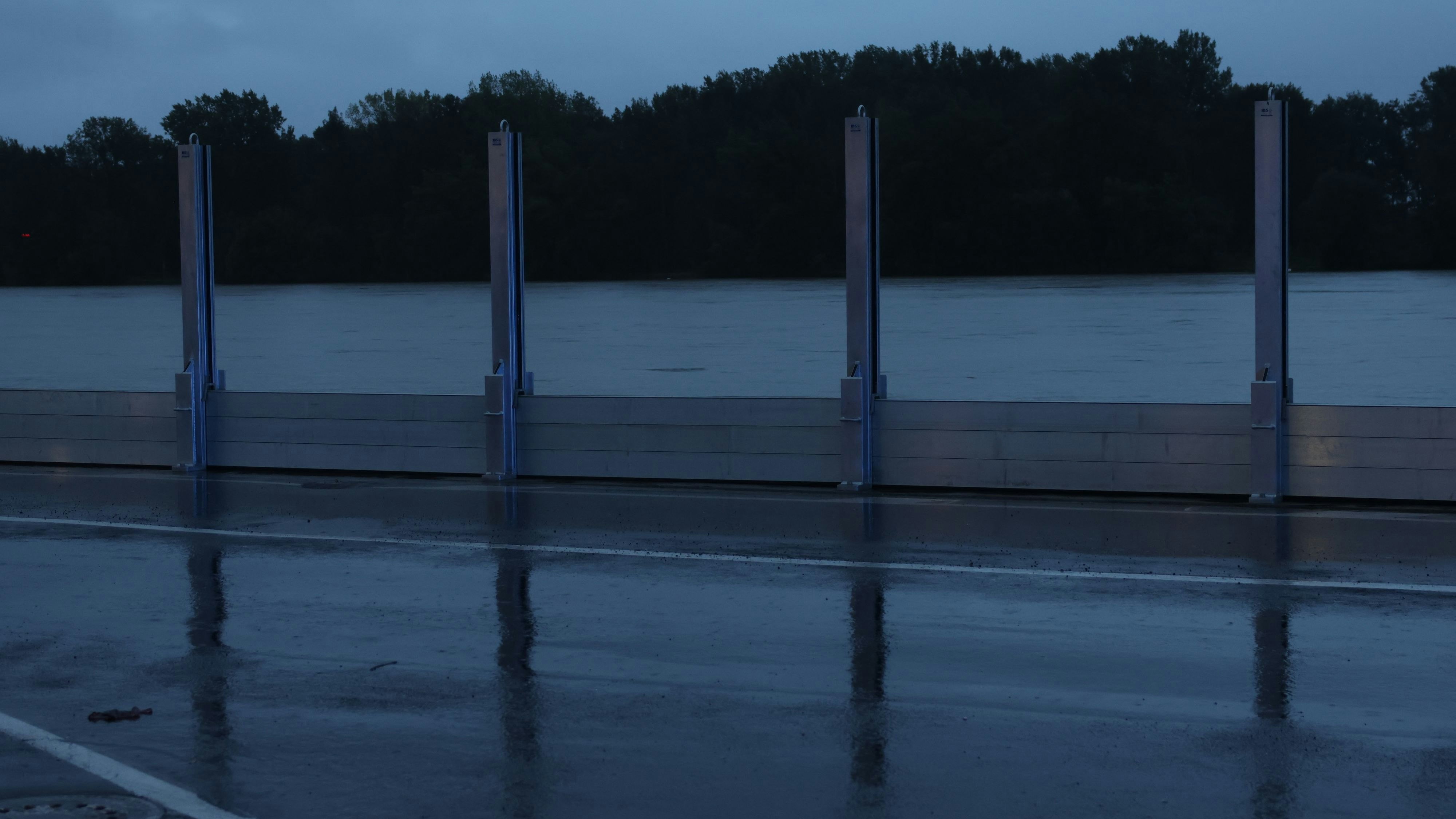 An den Flüssen steigen die Pegelstände. In Mauthausen (Bez. Perg) wurde der Hochwasserschutz aufgebaut.