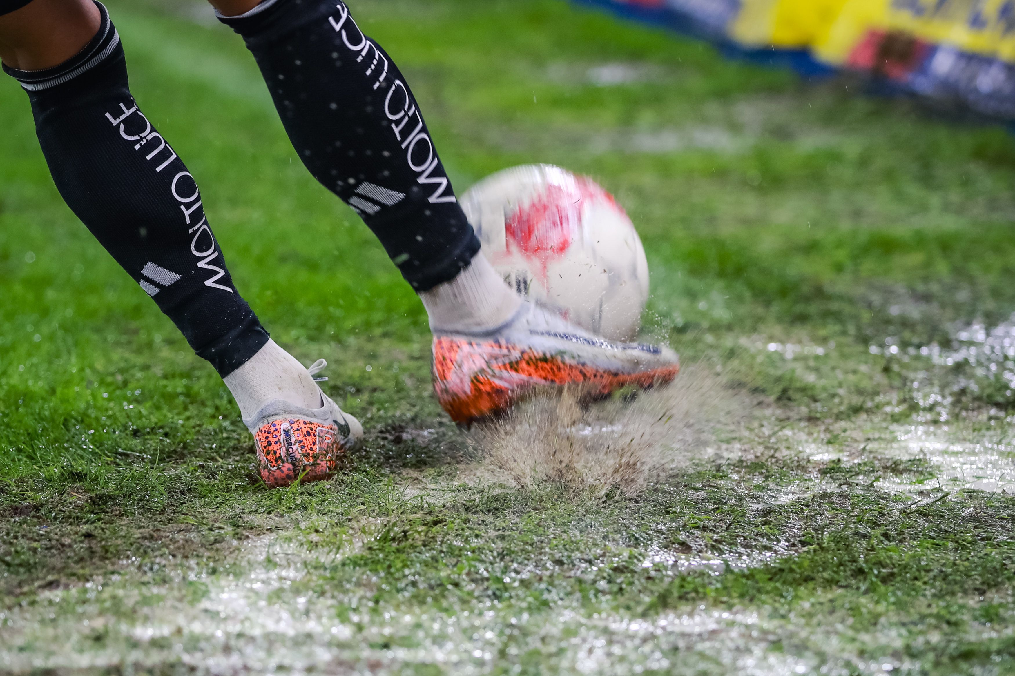 Das Linzer Derby fand am Samstag unter widrigen Bedingungen statt.