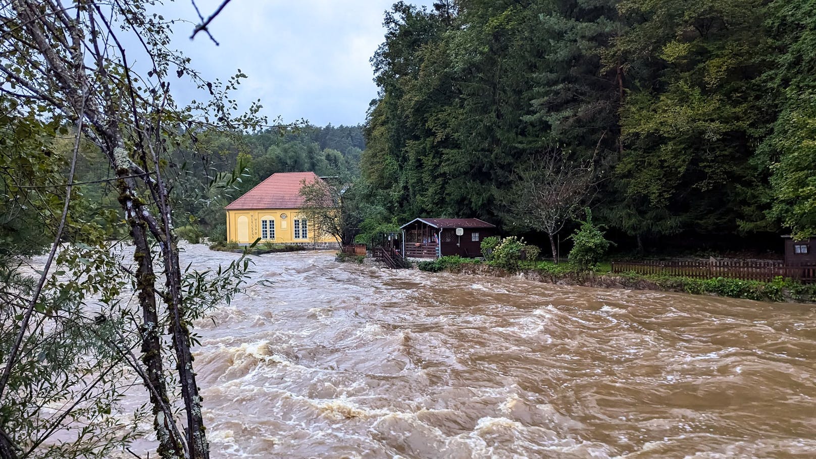 Das Tief "Anett" hat Österreich fest im Griff! Der Zugverkehr wurde teilweise eingestellt, dutzende Orte sind Katastrophengebiete. U-Bahnen sind teilweise eingestellt und in Wien gibt es erste Überflutungen und Evakuierungen. "Heute" hat die Unwetter-Fotos aus Österreich.