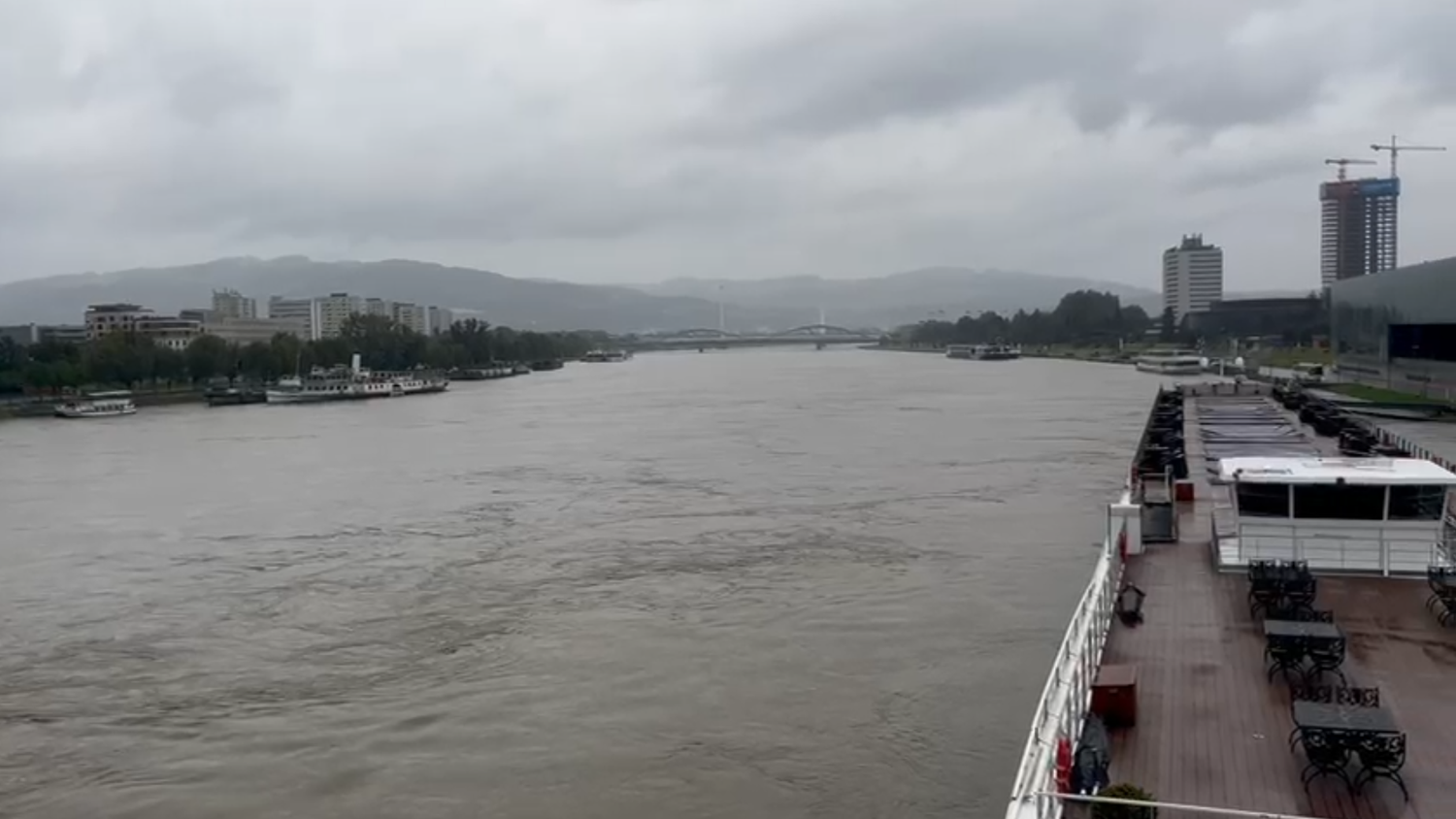 In Linz droht die Donau über die Ufer zu steigen. Das ist zuletzt Anfang Juni passiert.