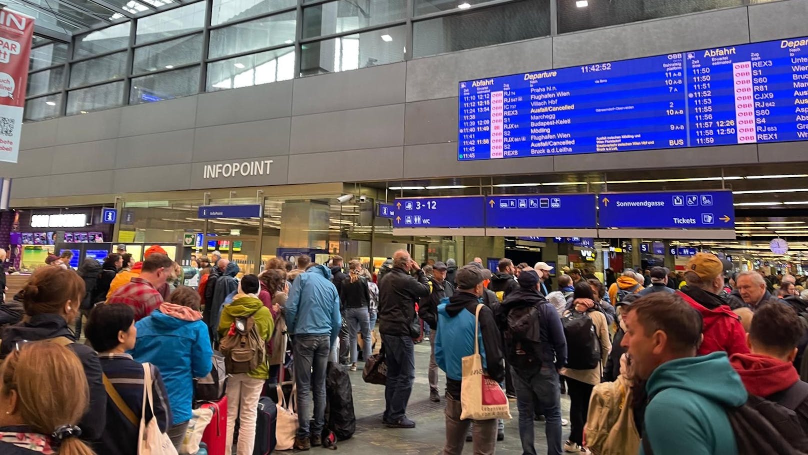 Das Tief "Anett" hat Österreich fest im Griff! Der Zugverkehr wurde teilweise eingestellt, dutzende Orte sind Katastrophengebiete. U-Bahnen sind teilweise eingestellt und in Wien gibt es erste Überflutungen und Evakuierungen. "Heute" hat die Unwetter-Fotos aus Österreich.