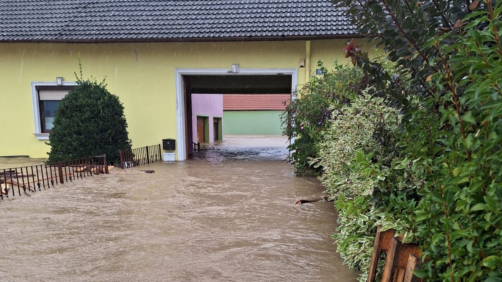 Der ganze Bauernhof steht unter Wasser.